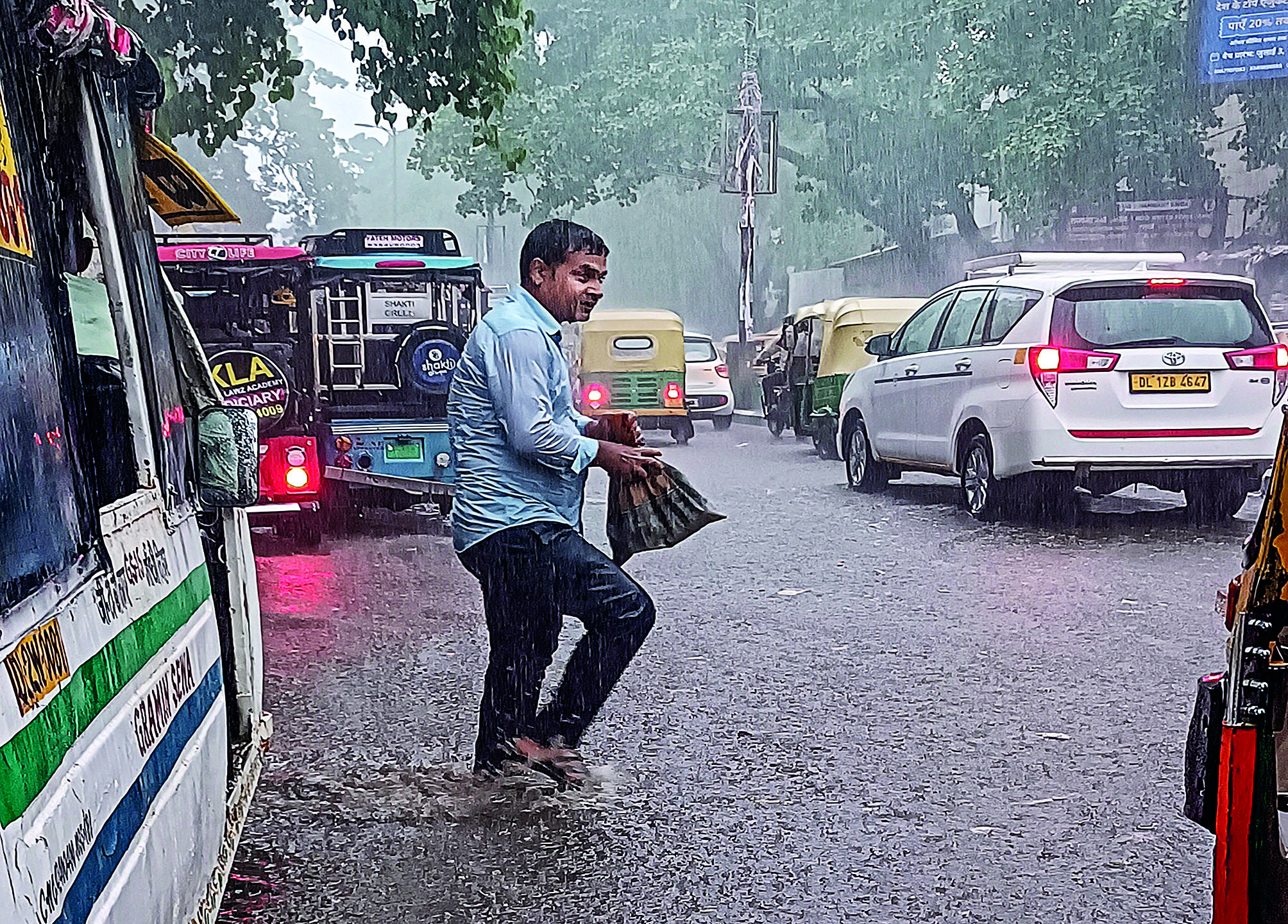 Rains cause waterlogging and traffic in Delhi