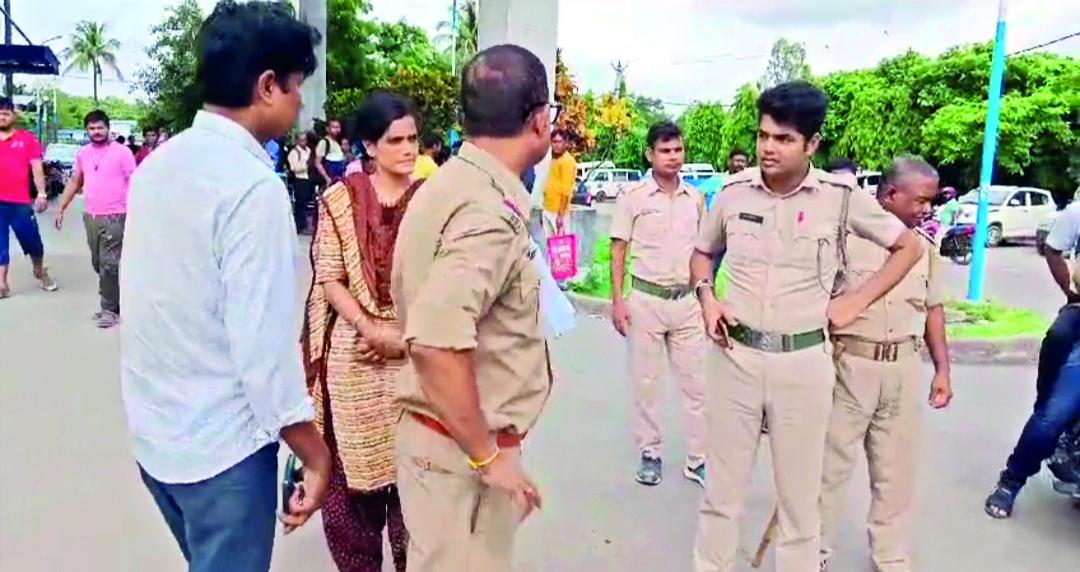 Miscreants snatch womanfrom clutches of police