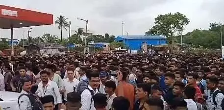 Stampede-like situation near Mumbai airport as thousands turn up for job vacancies Stampede-like situation near Mumbai airport as thousands turn up for job vacancies