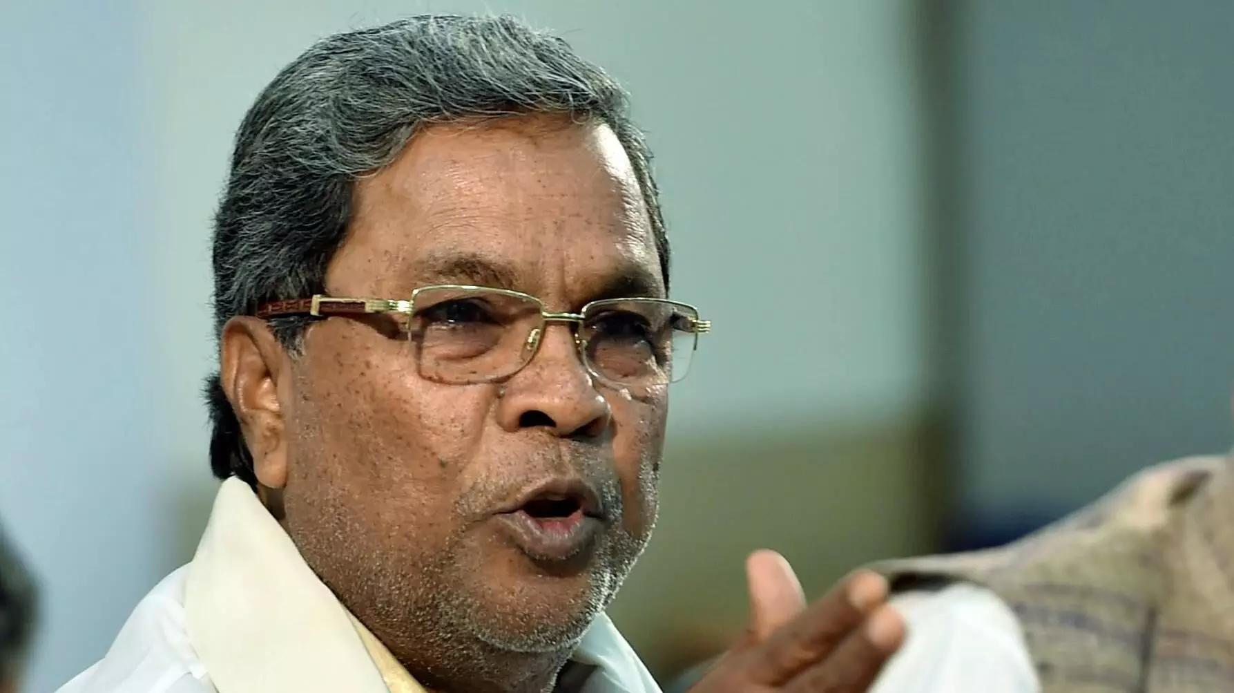 Siddaramaiah deletes 100% Kannadiga reservation message, posts new one Siddaramaiah deletes 100% Kannadiga reservation message, posts new one
