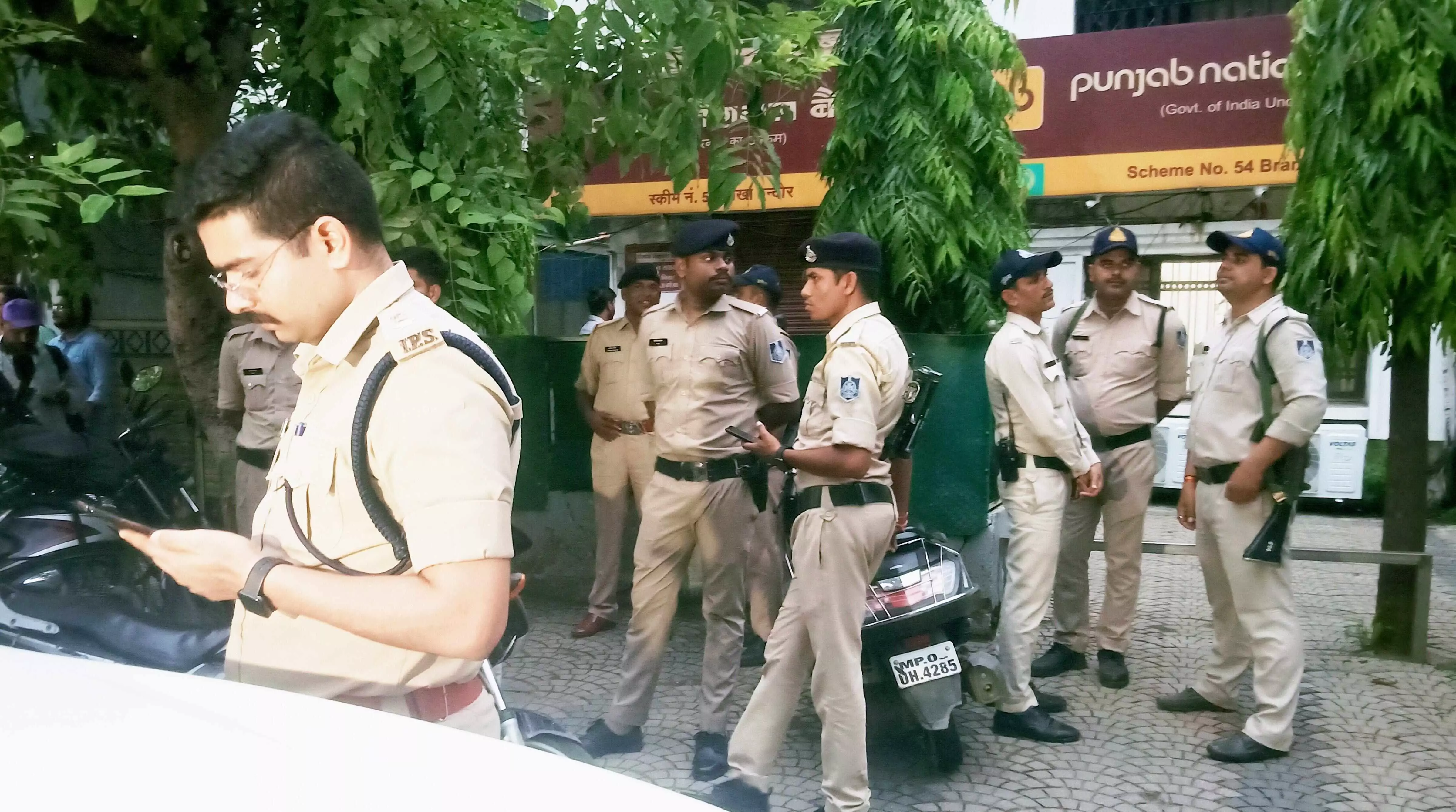 Ex-serviceman arrested from UP for bank robbery in Indore Ex-serviceman arrested from UP for bank robbery in Indore