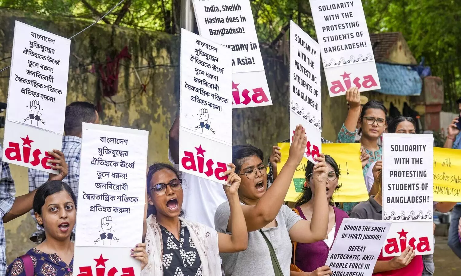 Nearly 1,000 Indian students have returned to India from Bangladesh