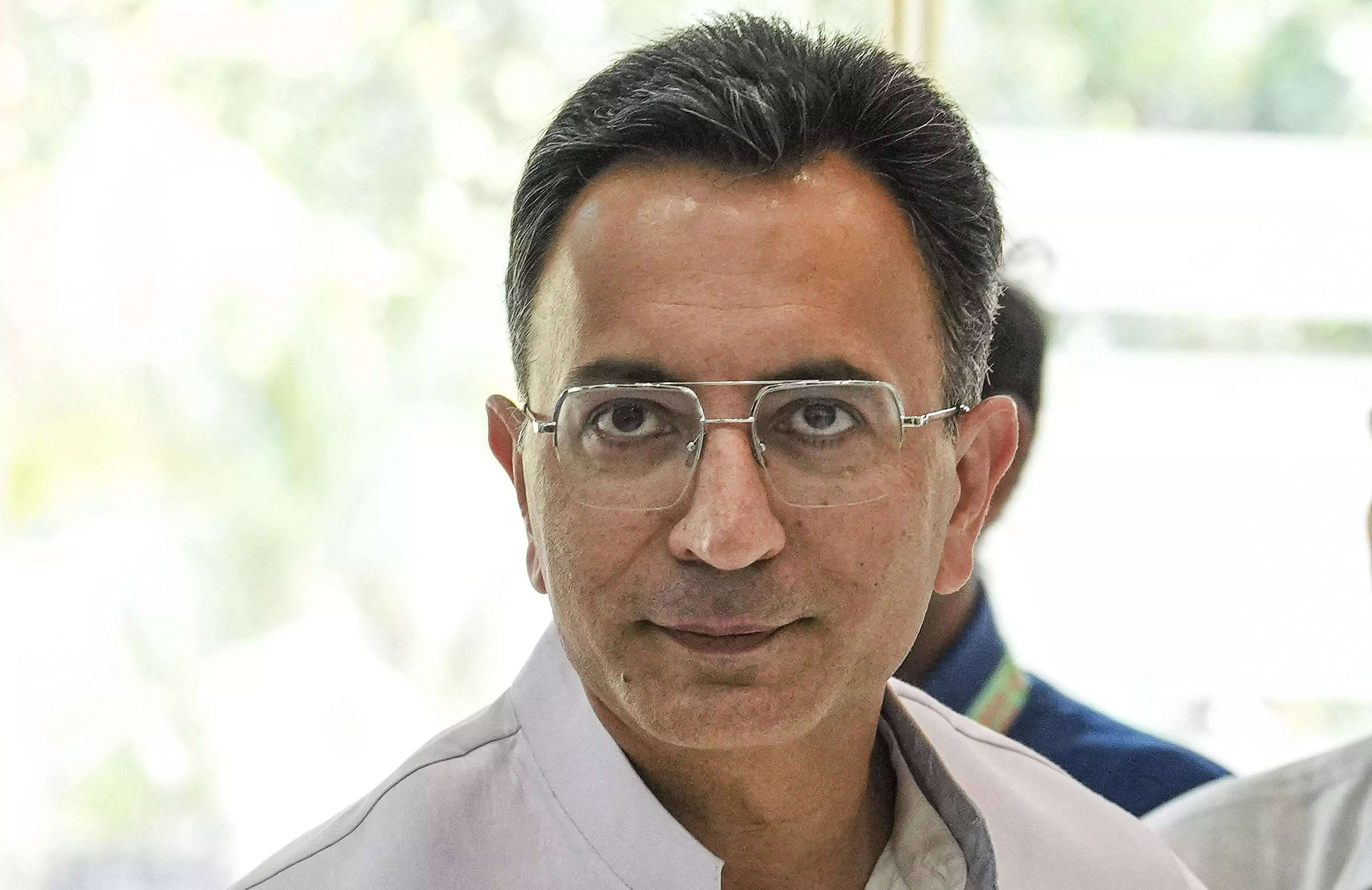 Union minister Jitin Prasada escapes unhurt as car damaged in collision