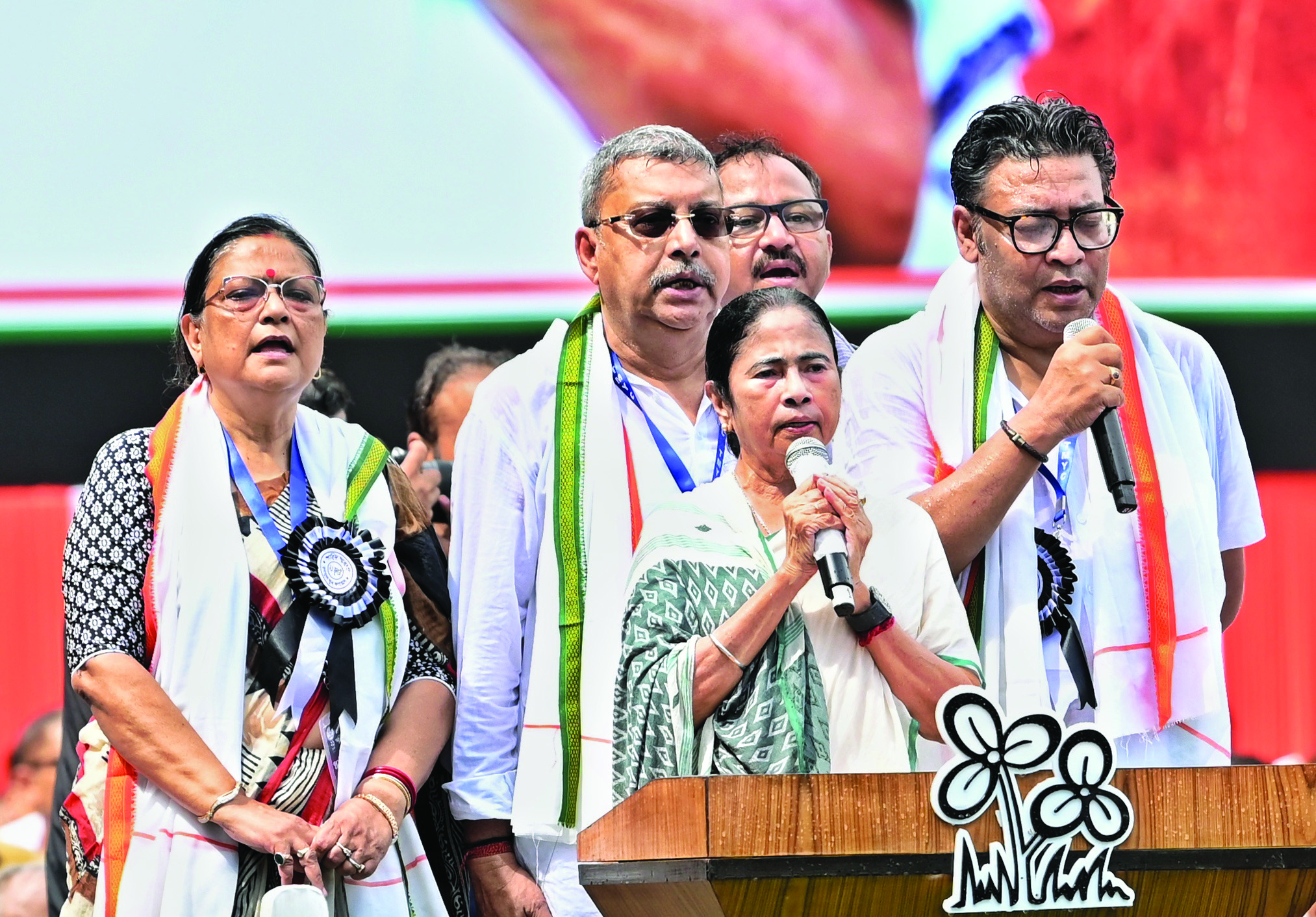 Mamata & Abhishek pledge internal reforms, stress on serving people Mamata & Abhishek pledge internal reforms, stress on serving people