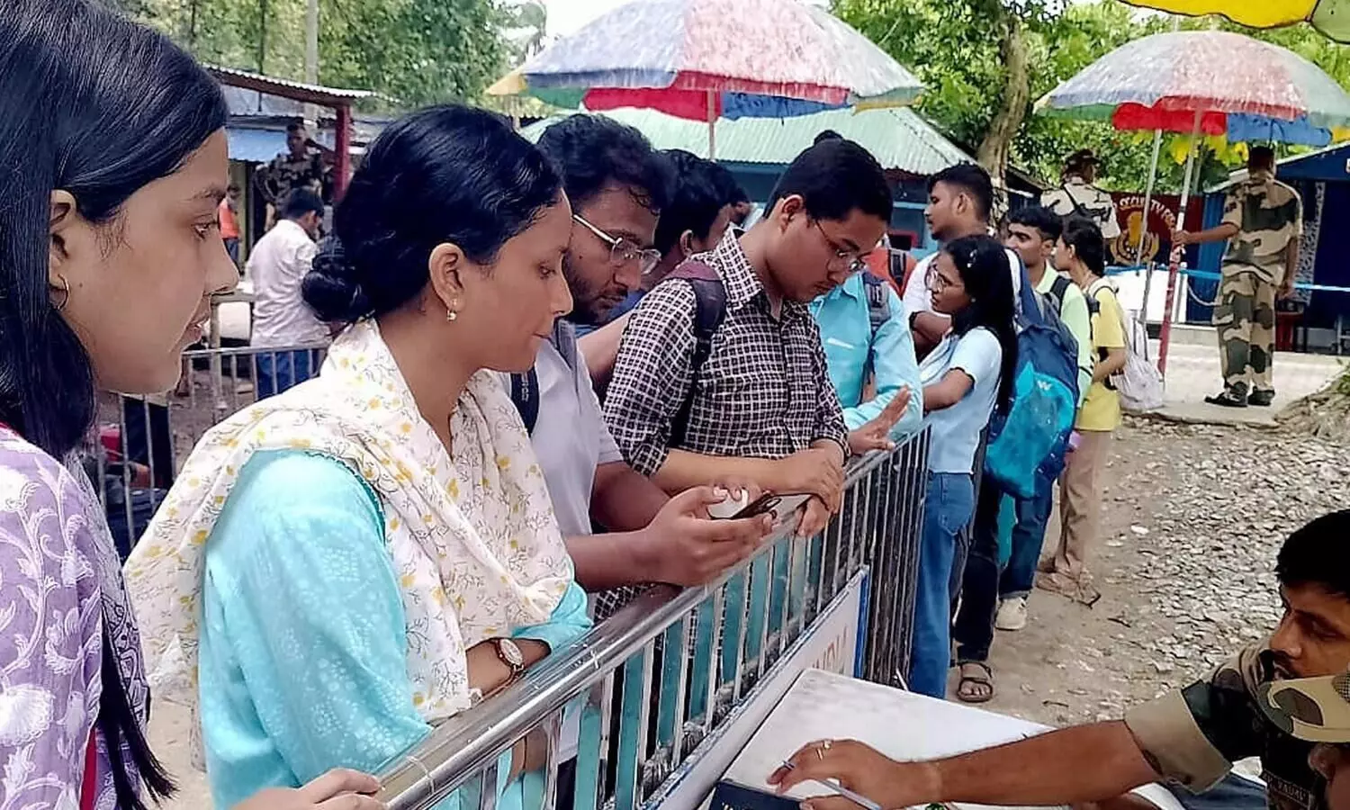 BSF opens special help desks to facilitate return of students from violence-hit Bangladesh