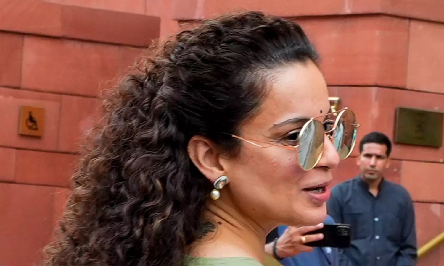 Election of BJP MP Kangana Ranaut challenged, HC issues notice Election of BJP MP Kangana Ranaut challenged, HC issues notice