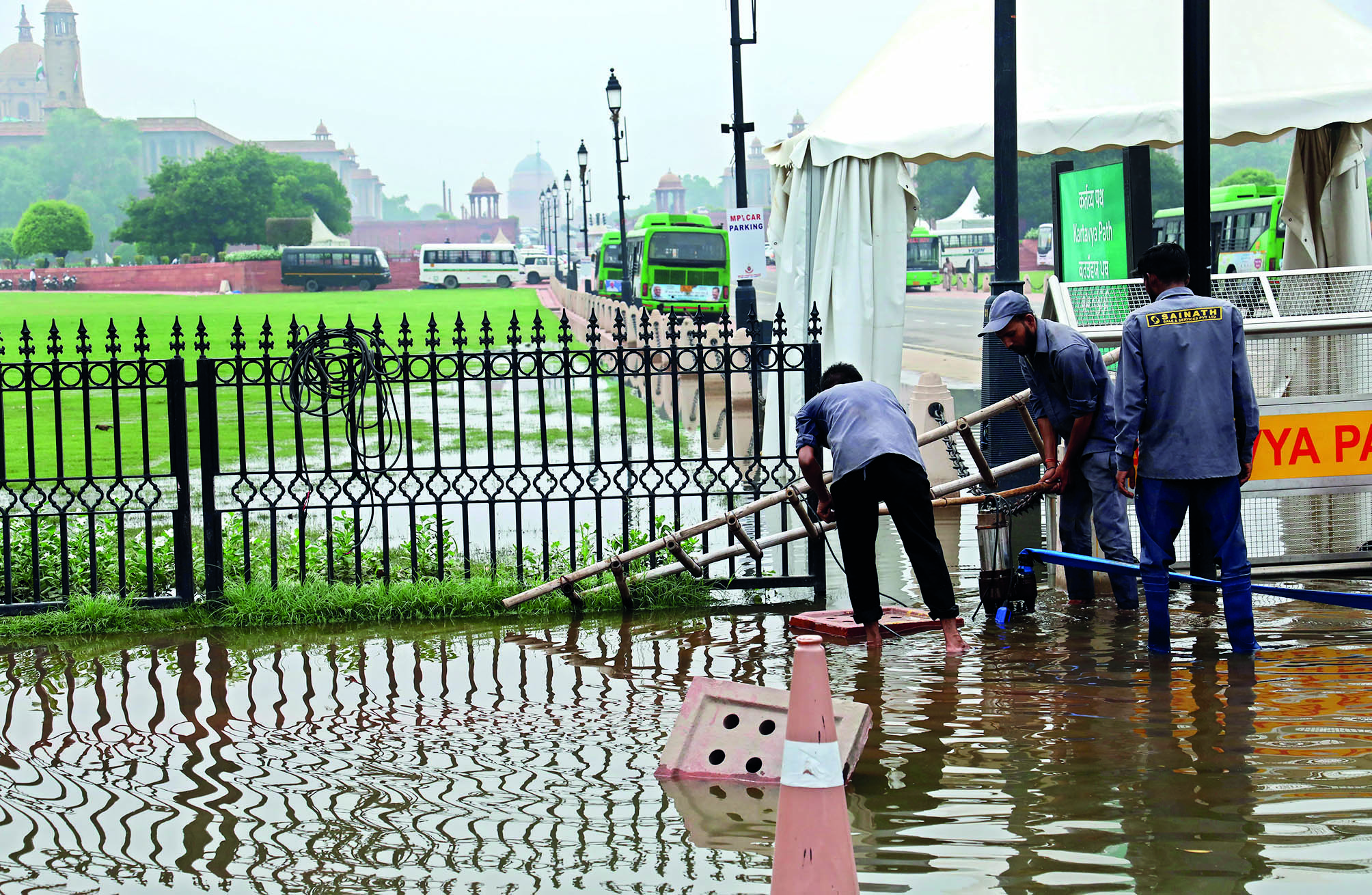 Heavy rain leads to waterlogging and traffic jams; mercury drops Heavy rain leads to waterlogging and traffic jams; mercury drops
