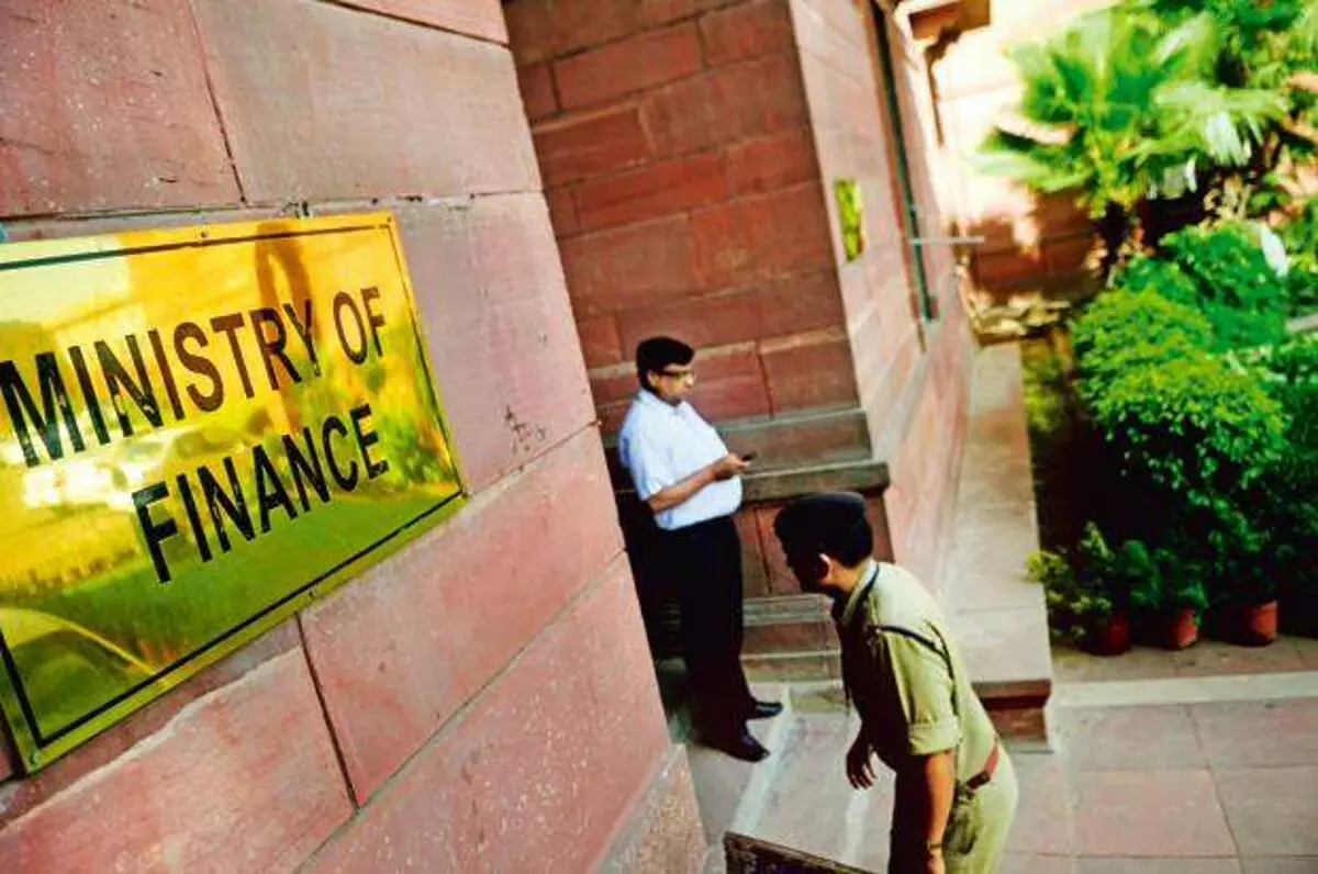 Govt clarifies: Tax clearance certificate only for people with tax dues, high-value defaulters