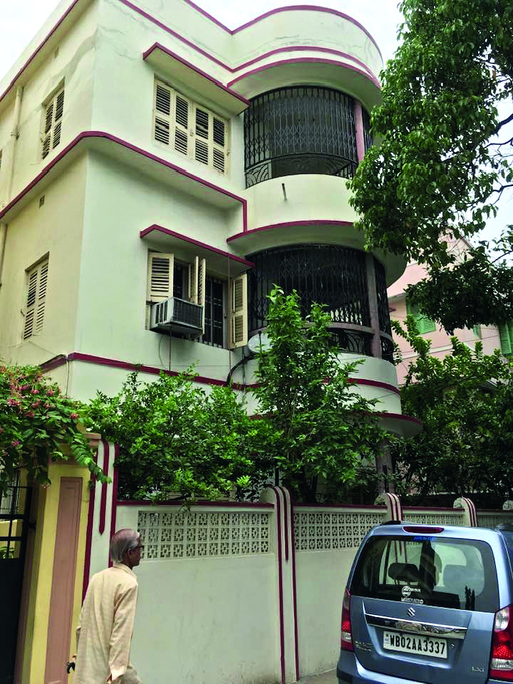 TMC MP take foreigners on a tour of houses with art deco architecture TMC MP take foreigners on a tour of houses with art deco architecture