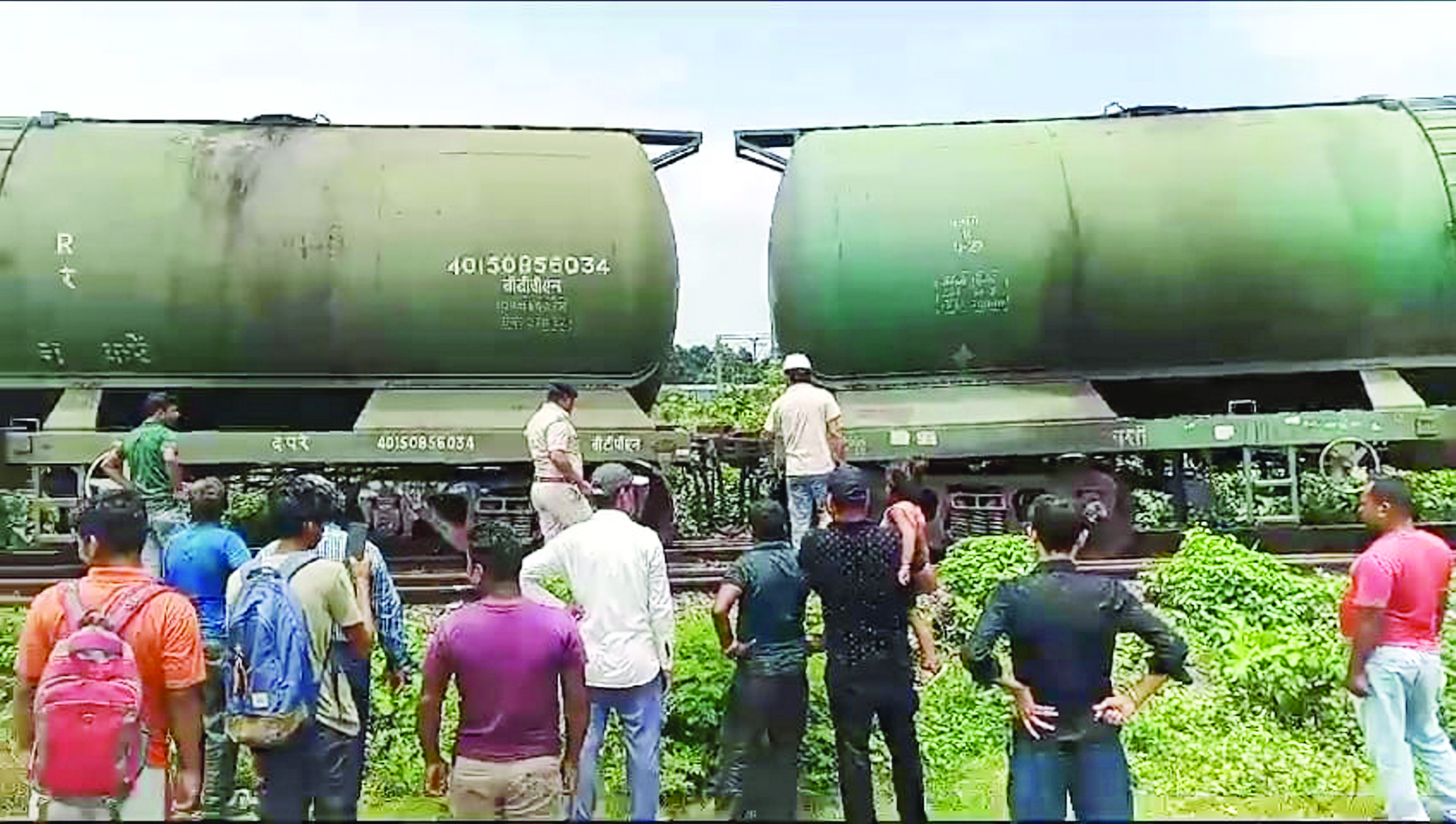 Goods train derails near recent Kanchenjunga Express accident spot, CM expresses concern Goods train derails near recent Kanchenjunga Express accident spot, CM expresses concern