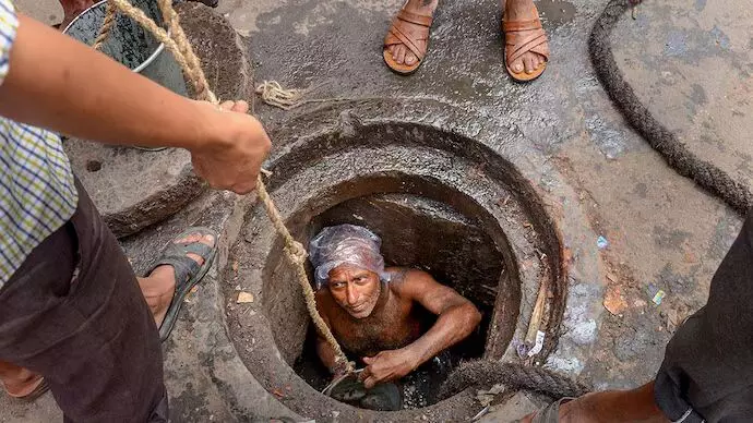 377 people died while cleaning sewers in 5 years, no report of manual scavenging: Govt 377 people died while cleaning sewers in 5 years, no report of manual scavenging: Govt