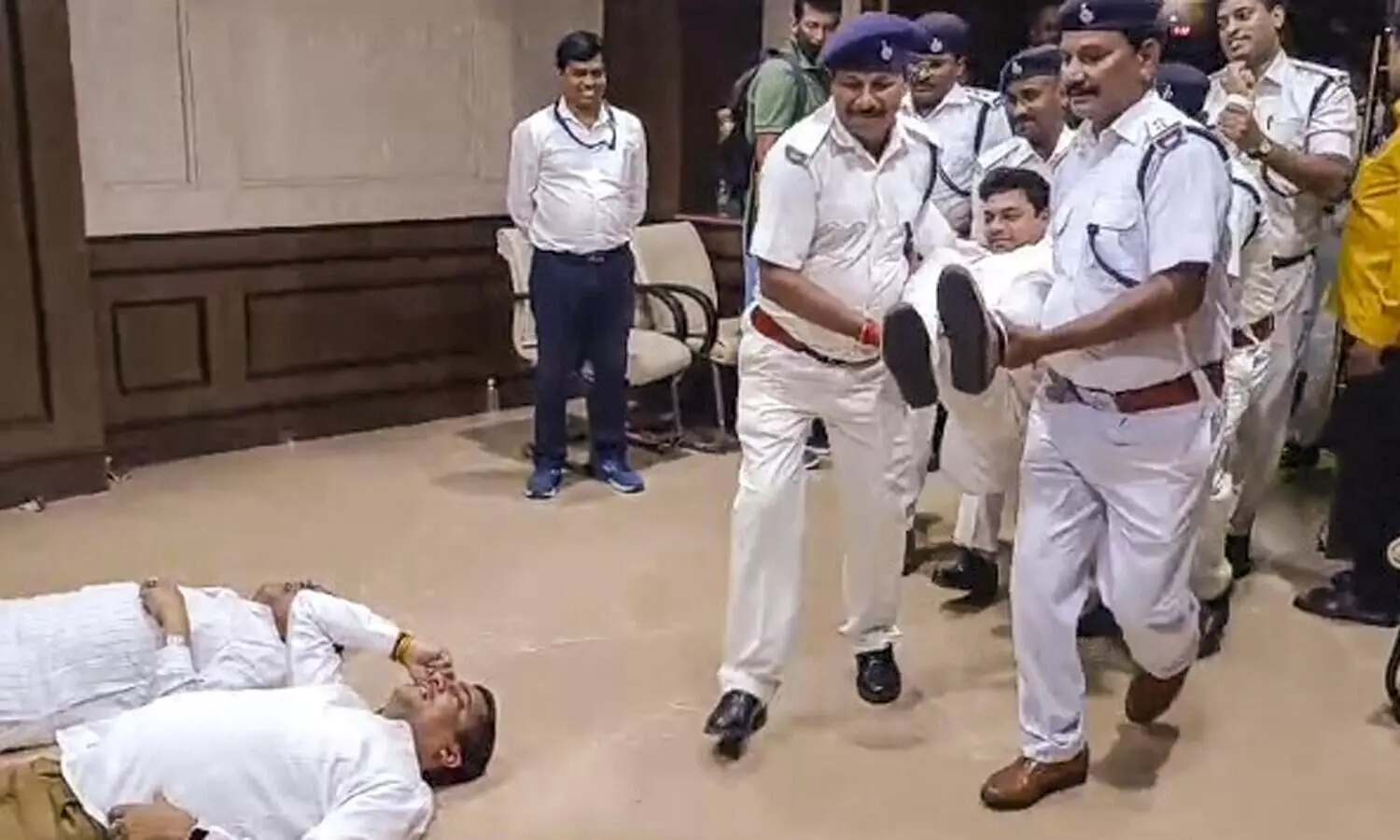 18 Jharkhand BJP MLAs suspended from assembly, removed by marshals; oppn says black day