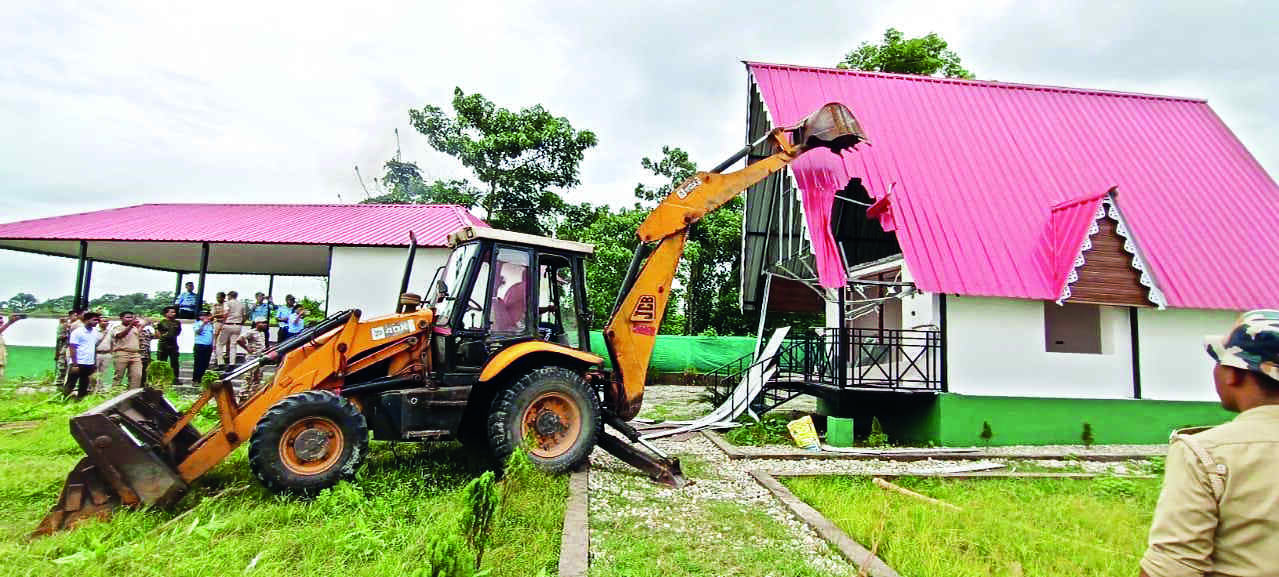 Alipurduar: Illegal structures on forest land removed by BTR authorities Alipurduar: Illegal structures on forest land removed by BTR authorities