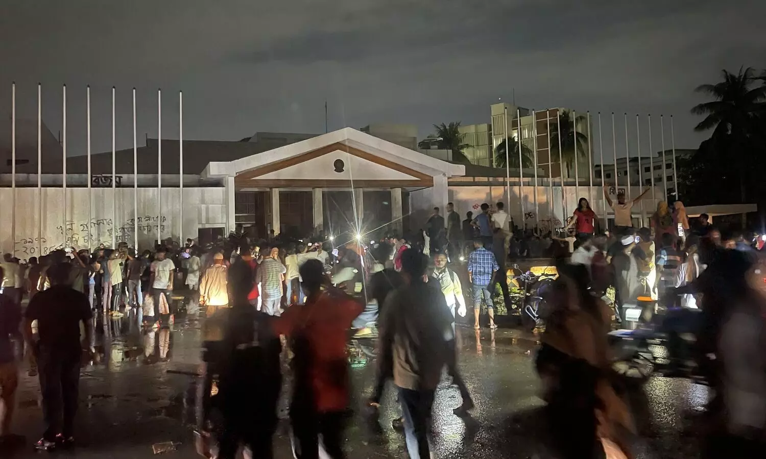 Thousands storm Bangladeshi PM Sheikh Hasinas official residence