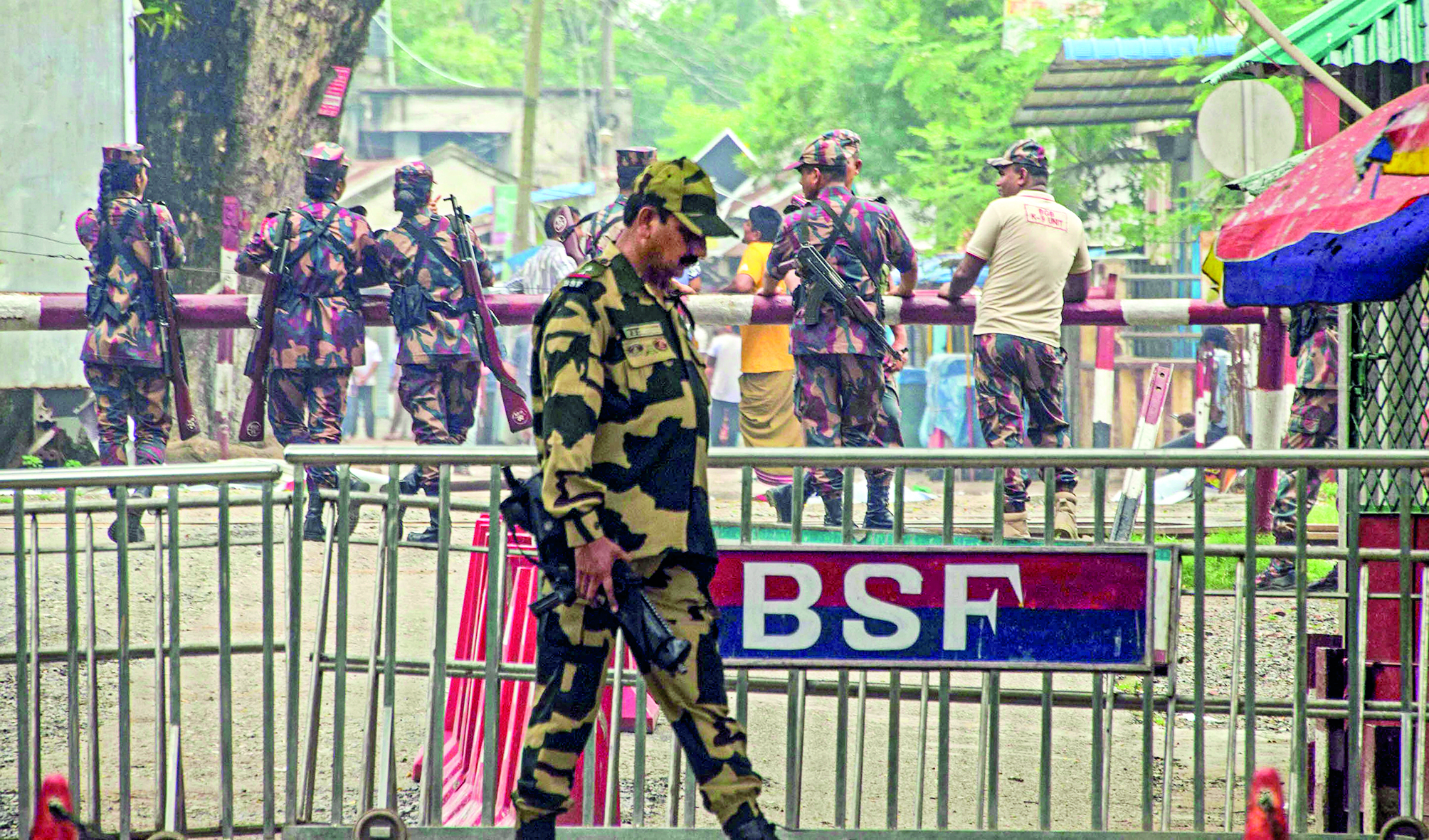 DG BSF reviews operational preparedness at Indo-Bangladesh border in Sunderbans DG BSF reviews operational preparedness at Indo-Bangladesh border in Sunderbans