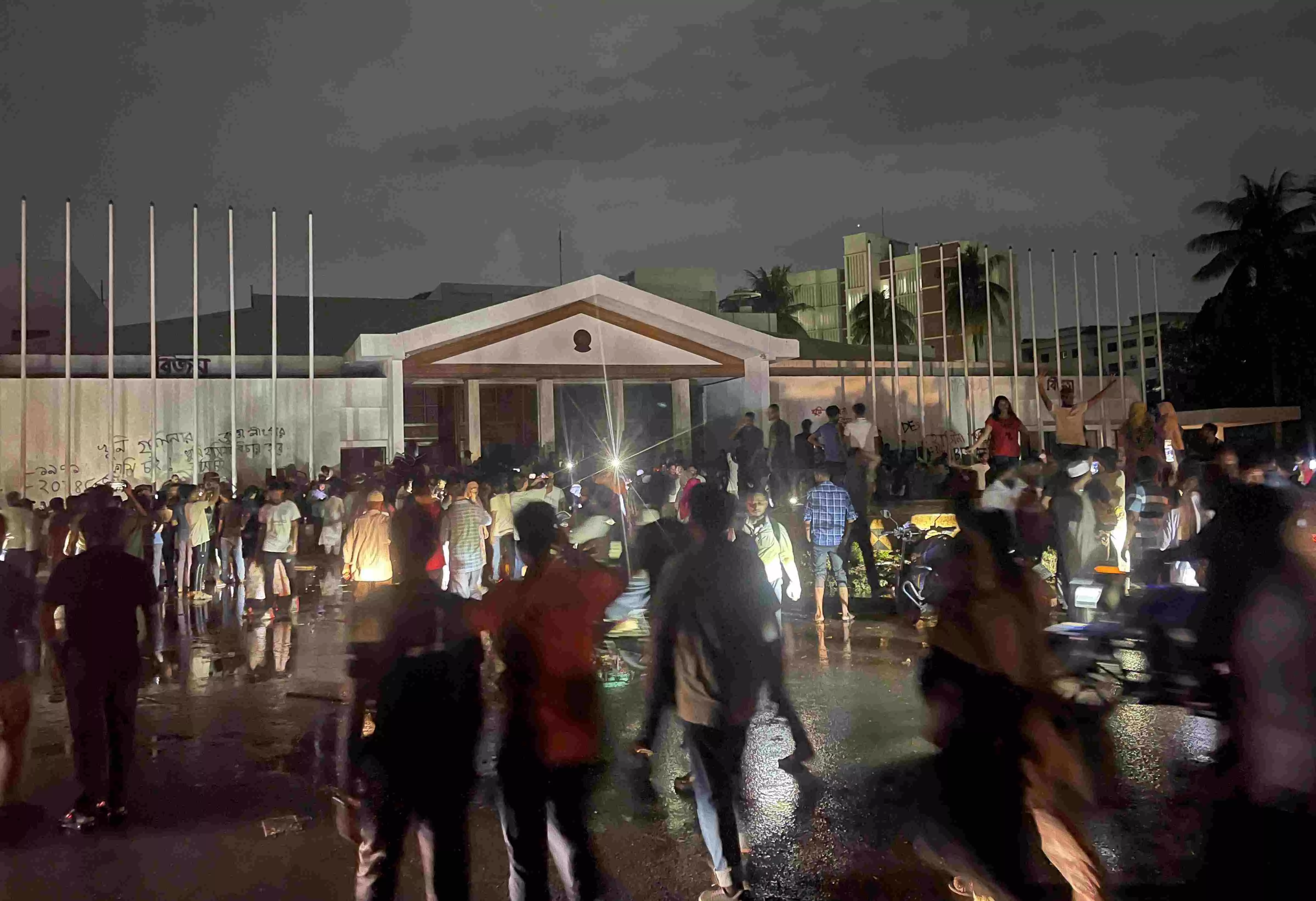 Thousands storm Bangladeshi PM Sheikh Hasinas official residence