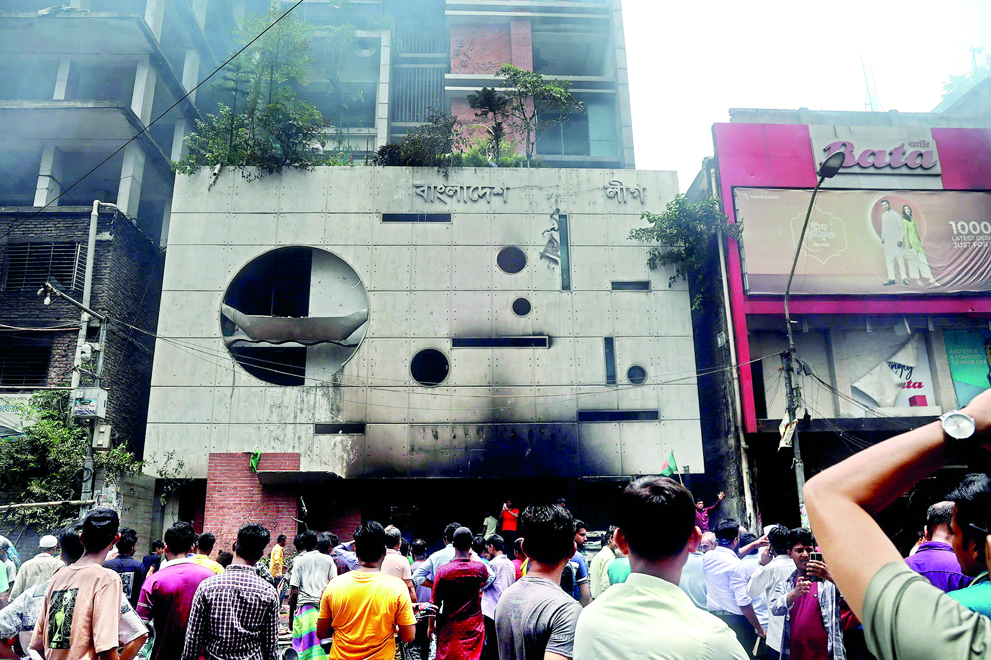 Calm returns to Dhaka streets as Army patrols Calm returns to Dhaka streets as Army patrols