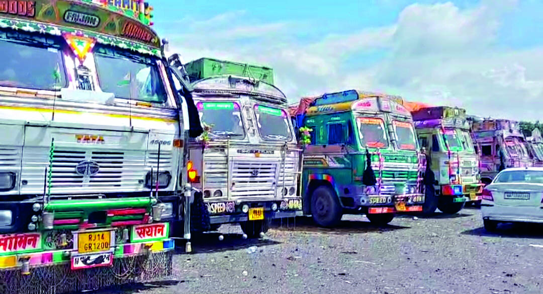 Trucks with EXIM goods resume ops at Petrapole-Benapole border