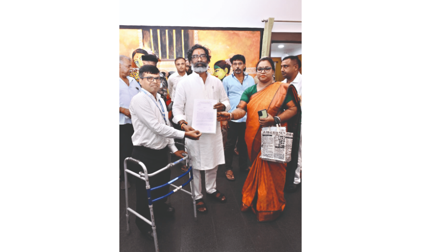 Soren meets Kolhan Univ staff on pension status