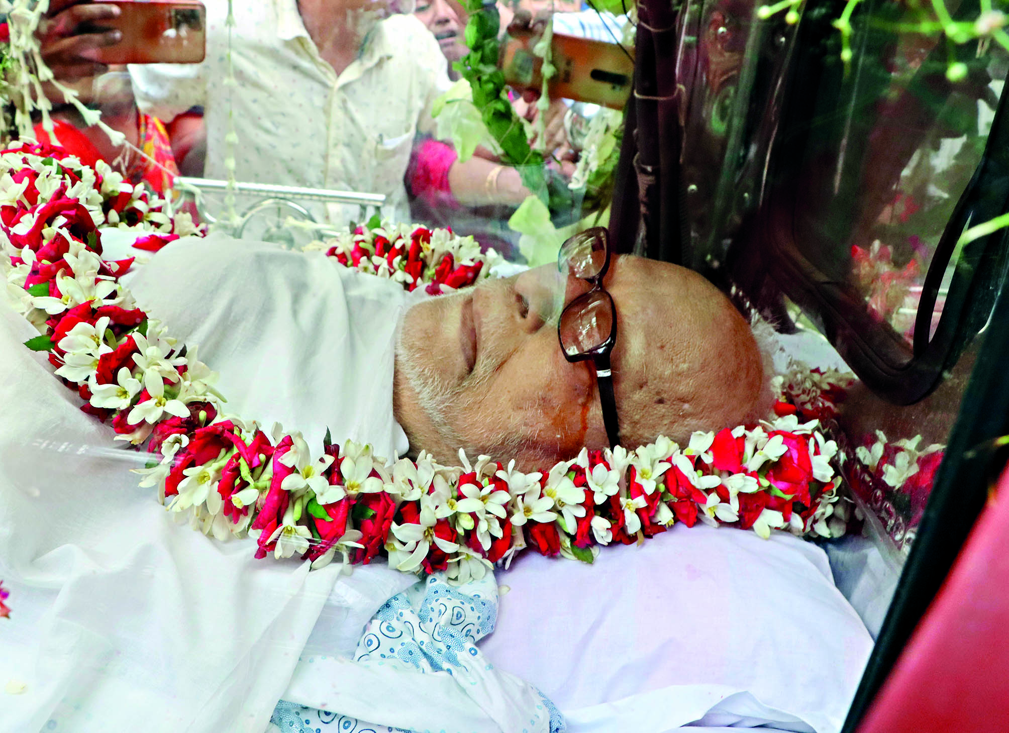 CM meets Bhattacharjee’s family, declares ‘full ceremonial honours’ CM meets Bhattacharjee’s family, declares ‘full ceremonial honours’