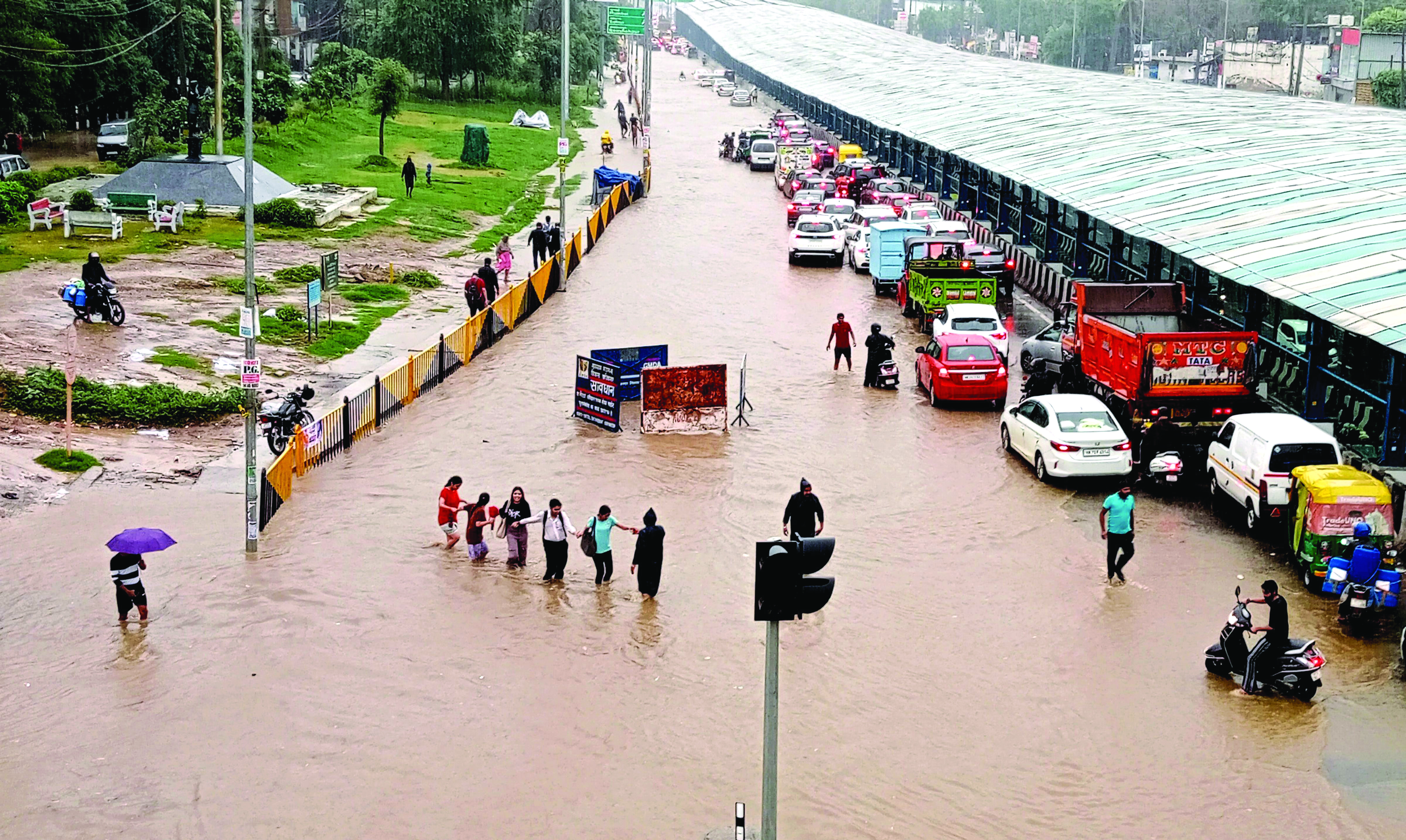Traffic snarls & waterlogging in Gurugram after heavy rains Traffic snarls & waterlogging in Gurugram after heavy rains