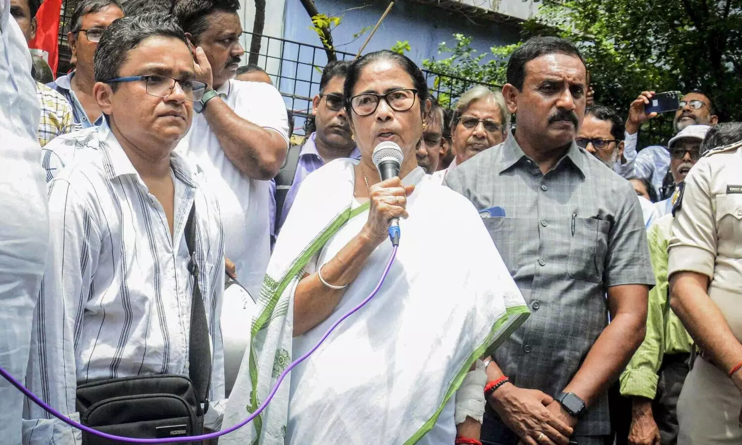 Mamata to handover doctors murder case to CBI if police fail to close it by Sunday