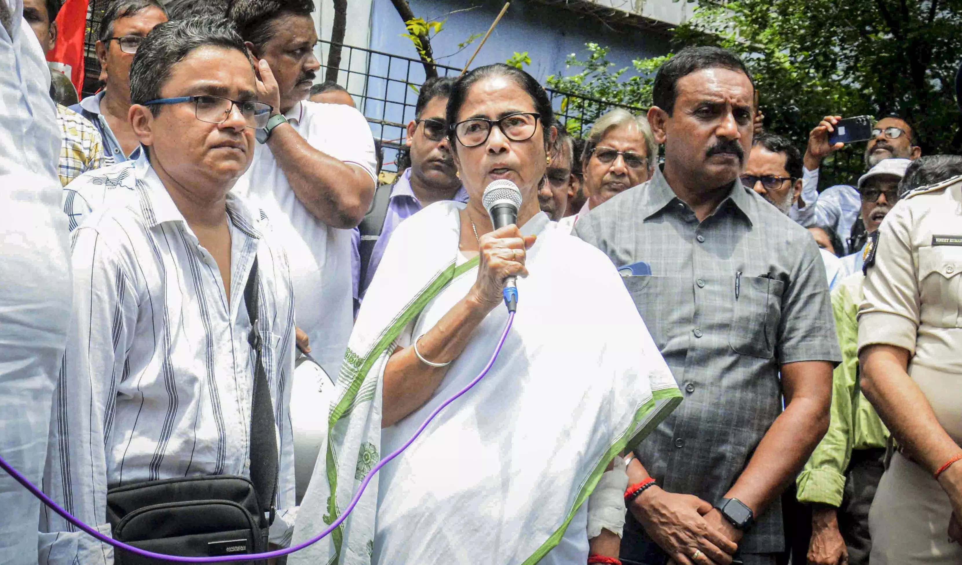 Mamata to handover doctors murder case to CBI if police fail to close it by Sunday Mamata to handover doctors murder case to CBI if police fail to close it by Sunday