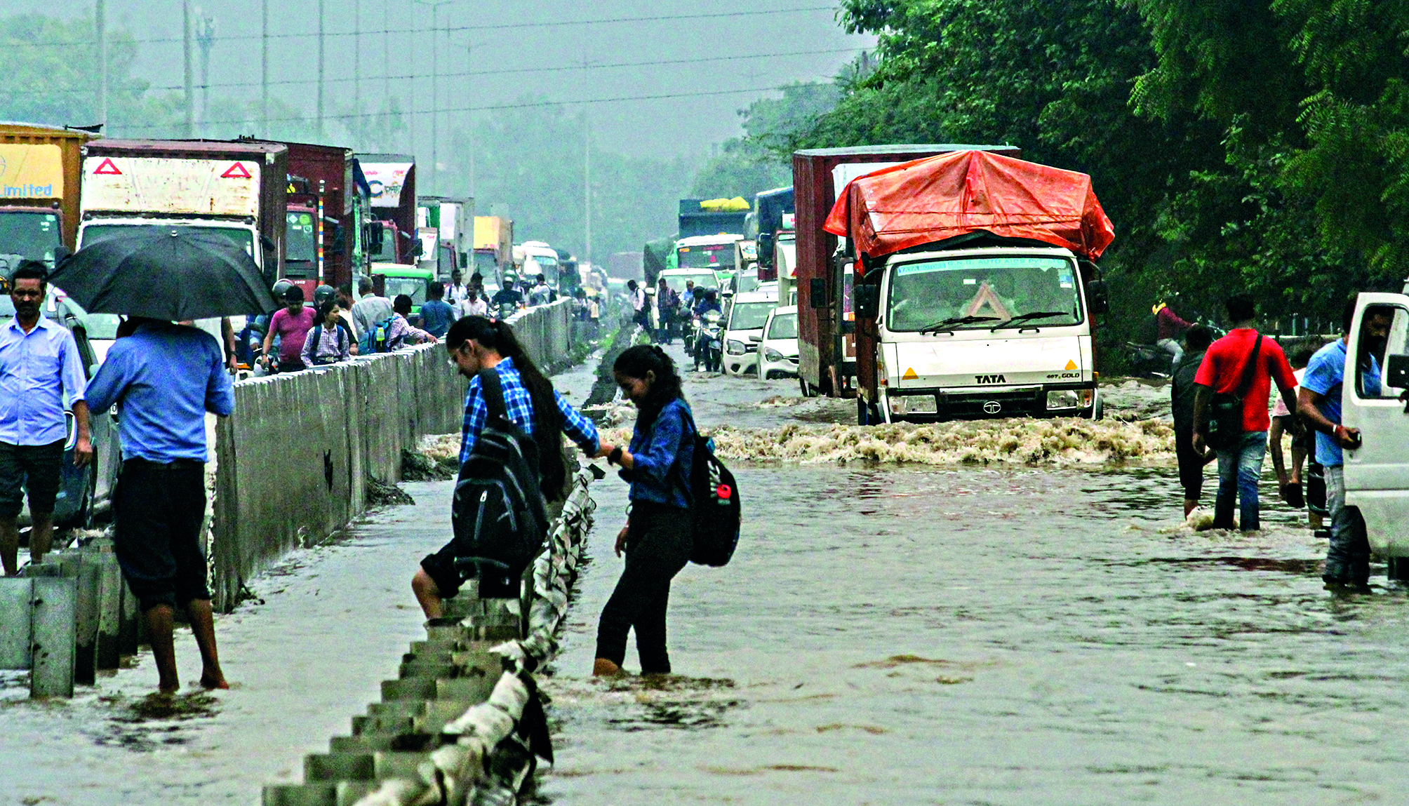Delhi: Intermittent rain causes waterlogging, traffic