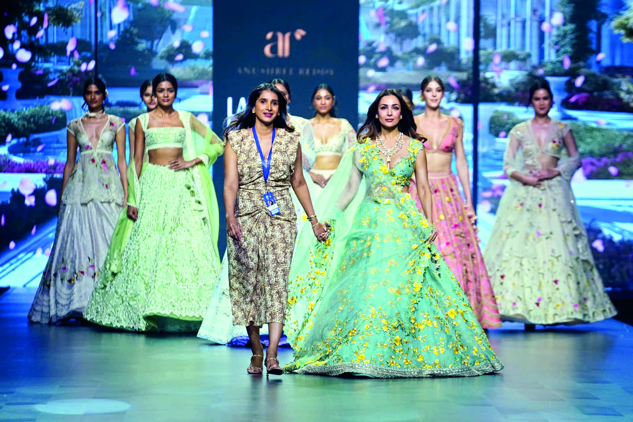 ACING THE FASHION GAME ACING THE FASHION GAME