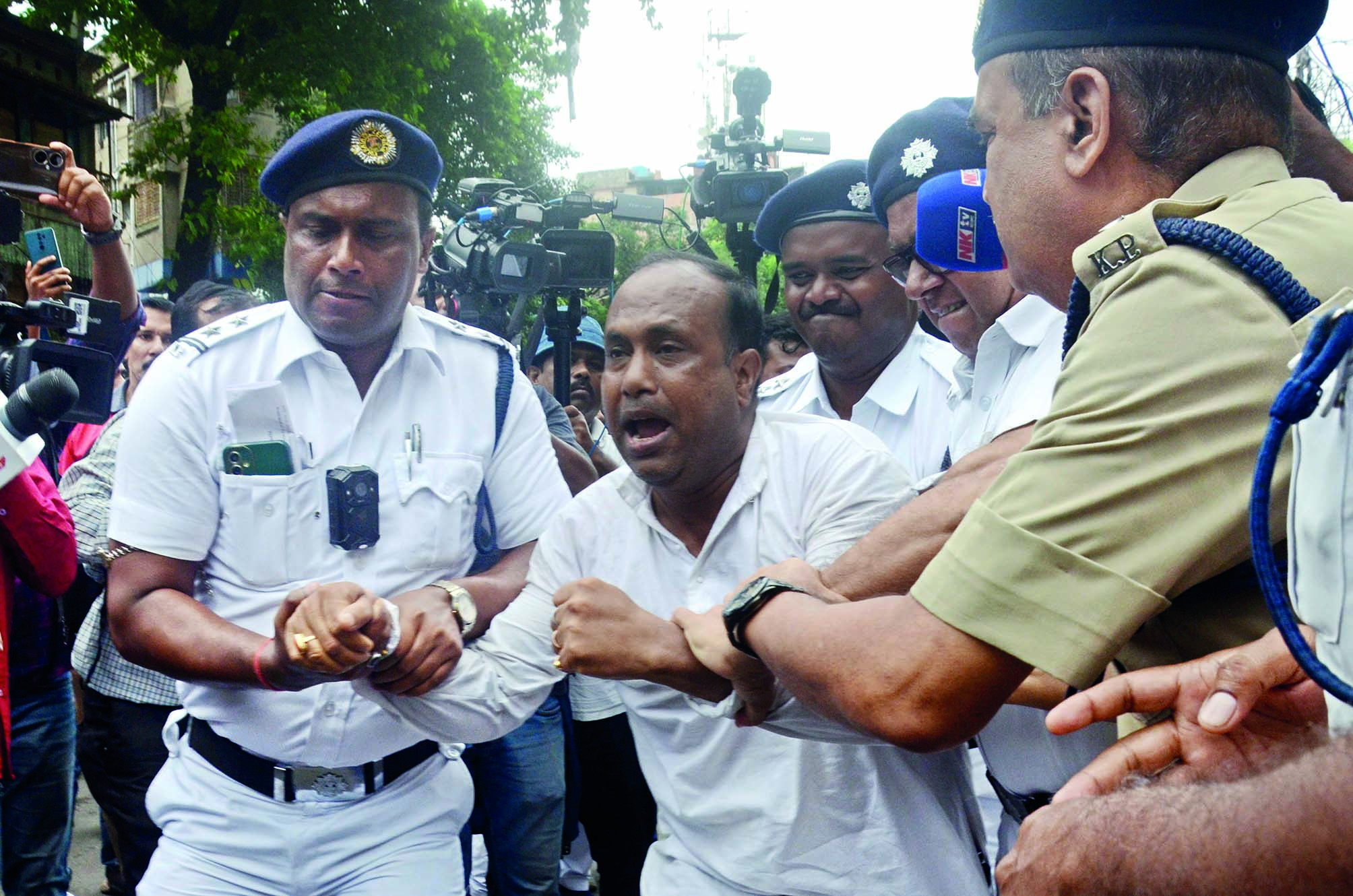 RG Kar incident: BJP workers clash with police during protest at Shyambazar RG Kar incident: BJP workers clash with police during protest at Shyambazar