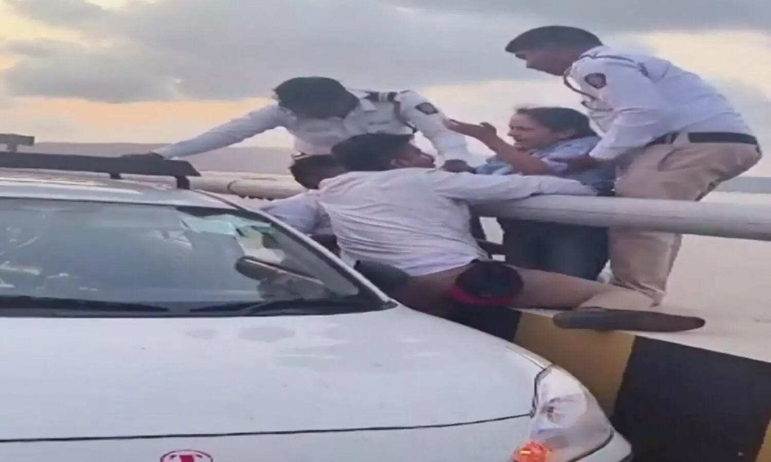 Taxi driver, traffic cops rescue woman from plunging into sea from Atal Setu