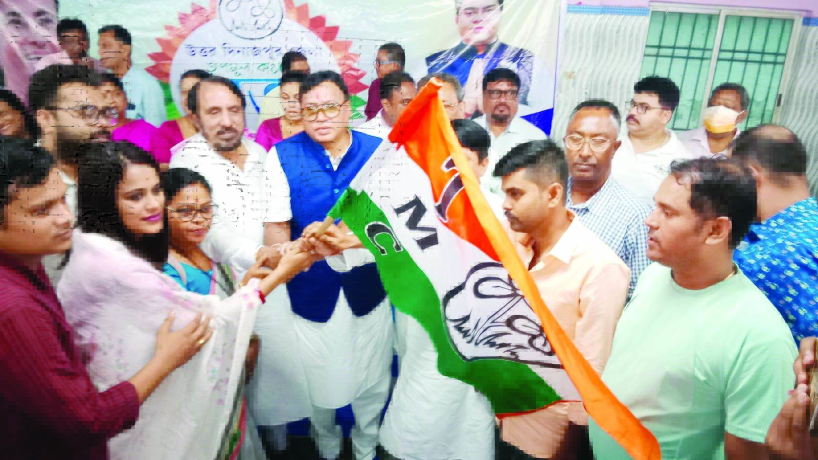 Political shift: Over 1K BJP members join Trinamool Congress in North Dinajpur Political shift: Over 1K BJP members join Trinamool Congress in North Dinajpur