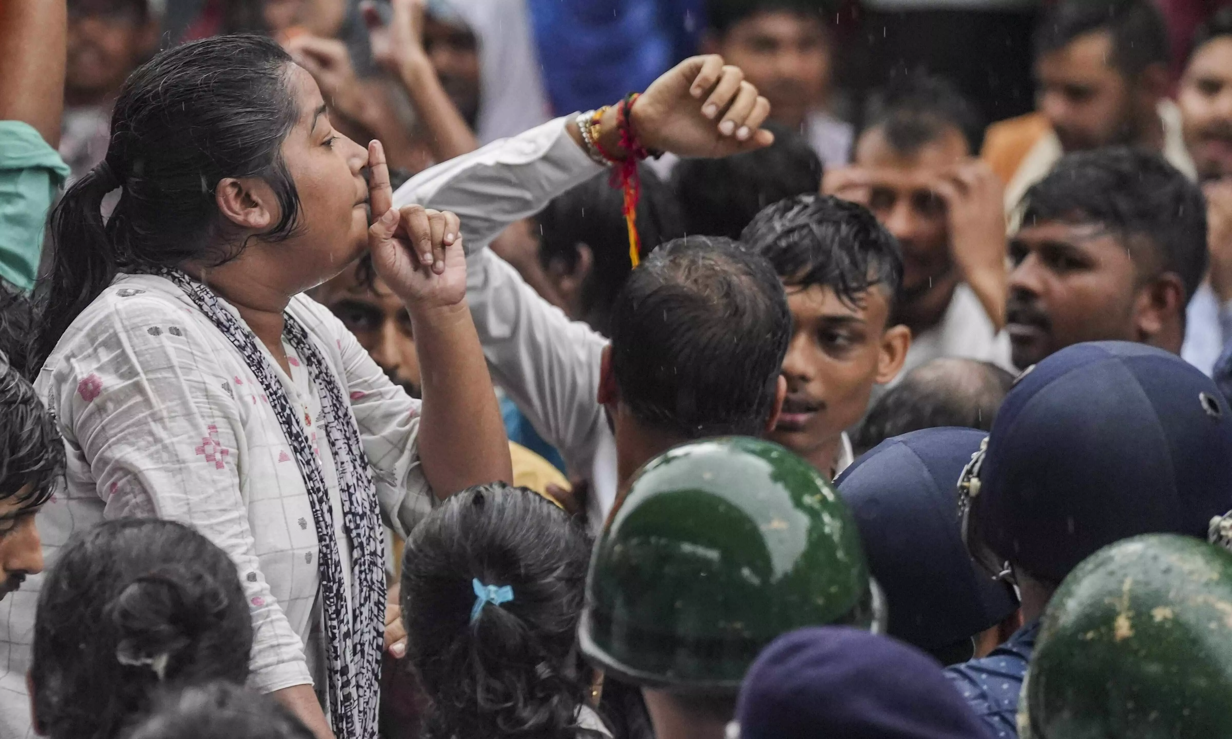 Doctors rape-murder: Police lathi-charge ABVP activists during protest rally Doctors rape-murder: Police lathi-charge ABVP activists during protest rally