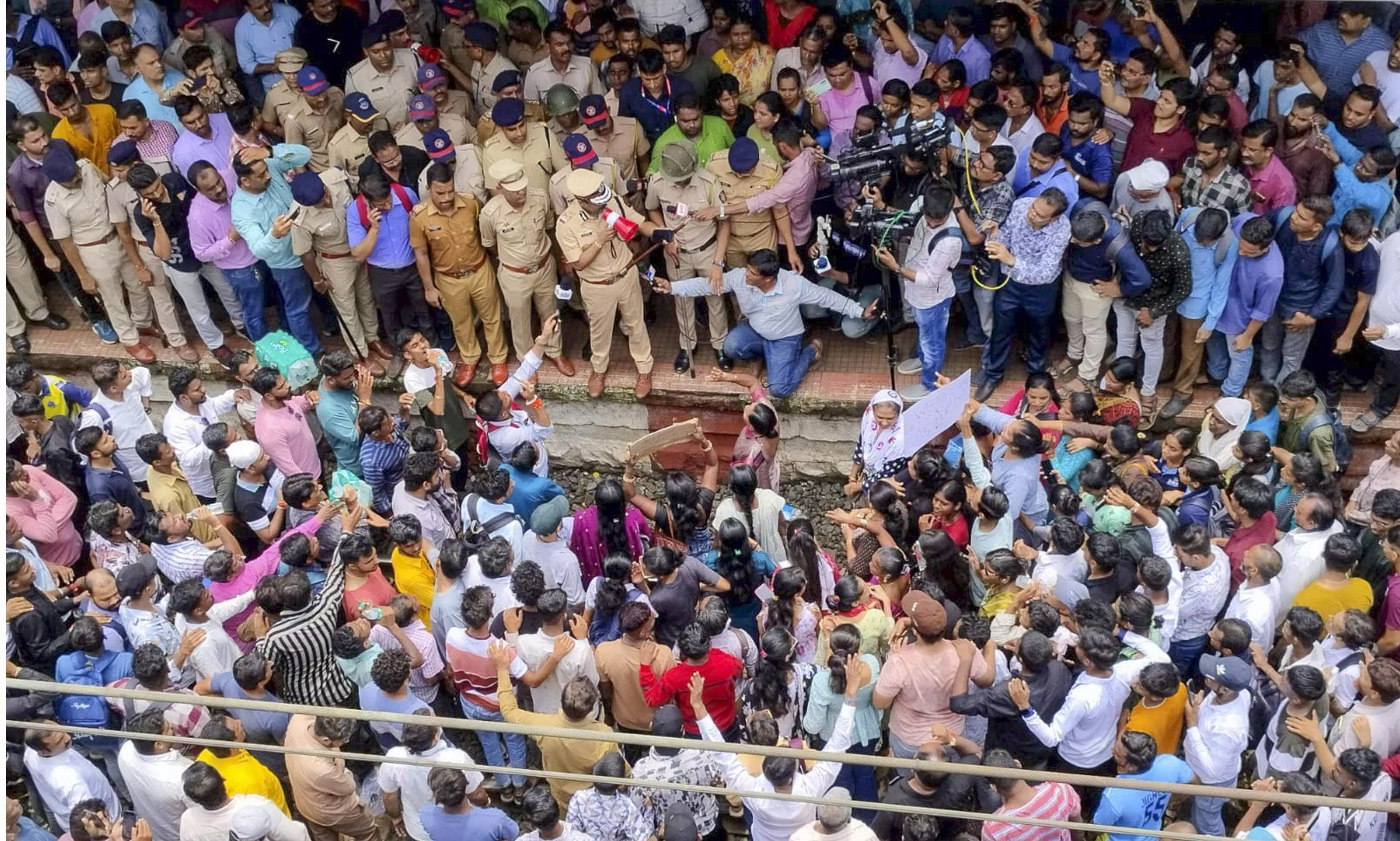 Badlapur school sexual abuse case: Maharashtra govt suspends three cops Badlapur school sexual abuse case: Maharashtra govt suspends three cops