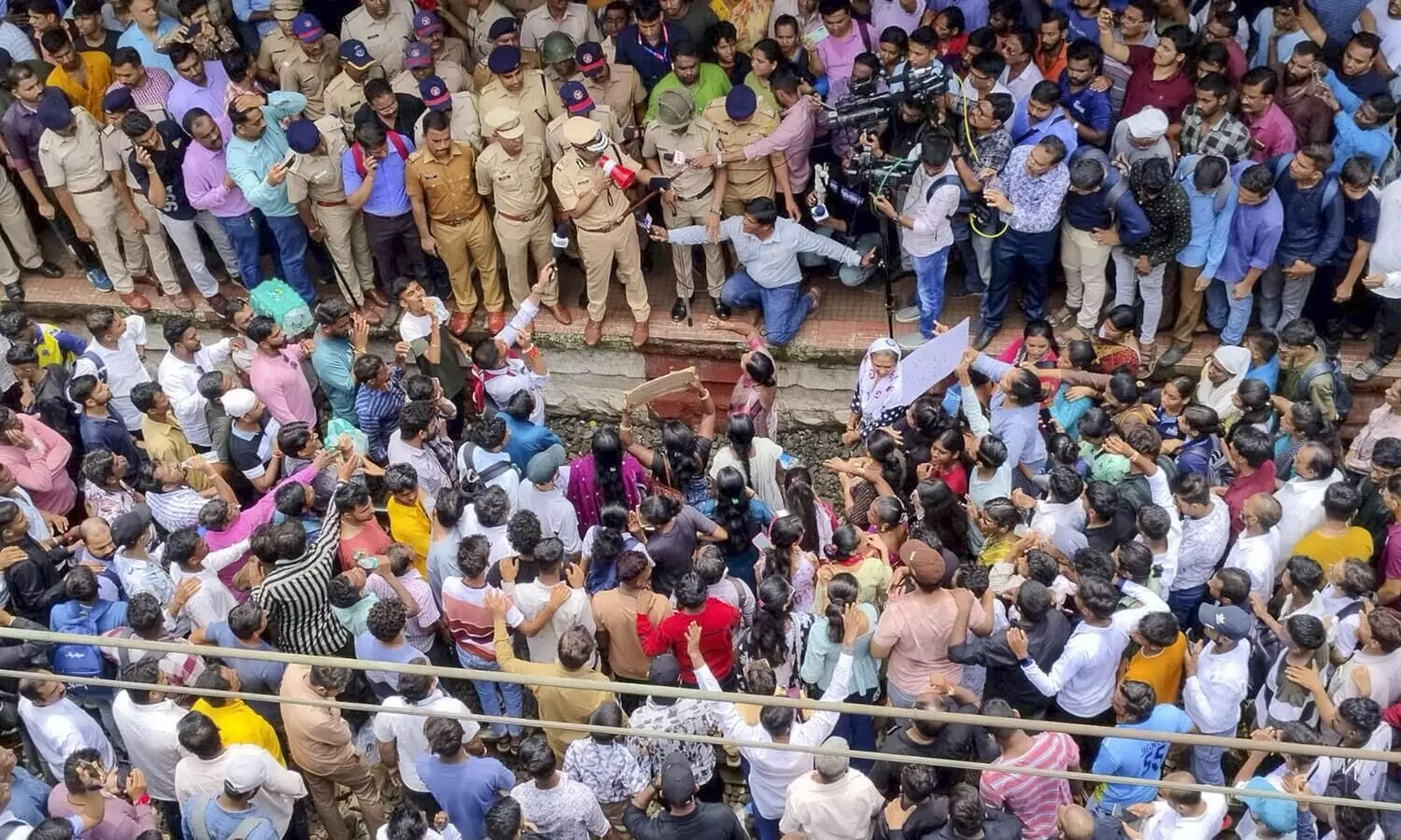 Uddhav demands withdrawal of cases against Badlapur protesters