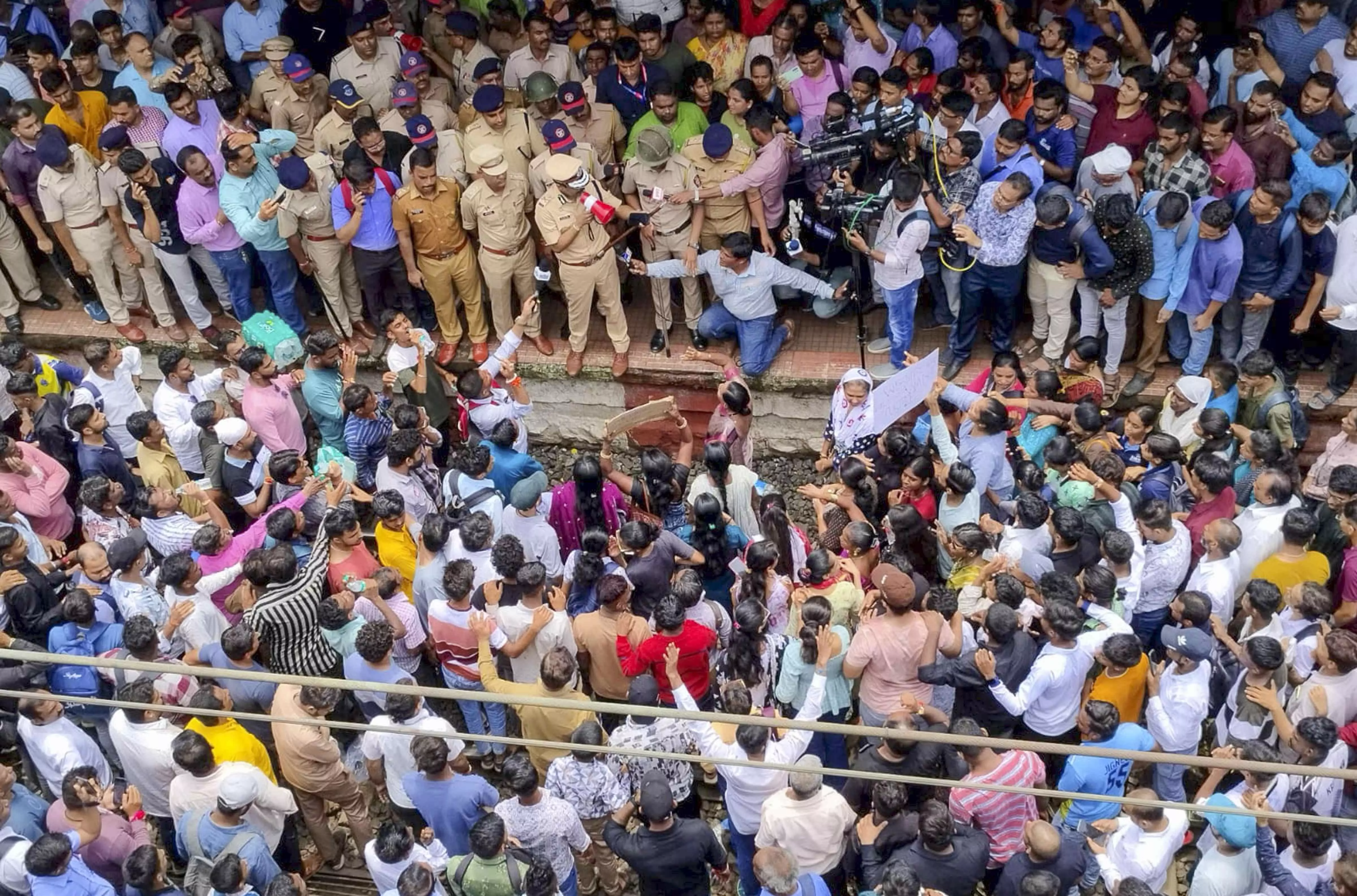 Uddhav demands withdrawal of cases against Badlapur protesters