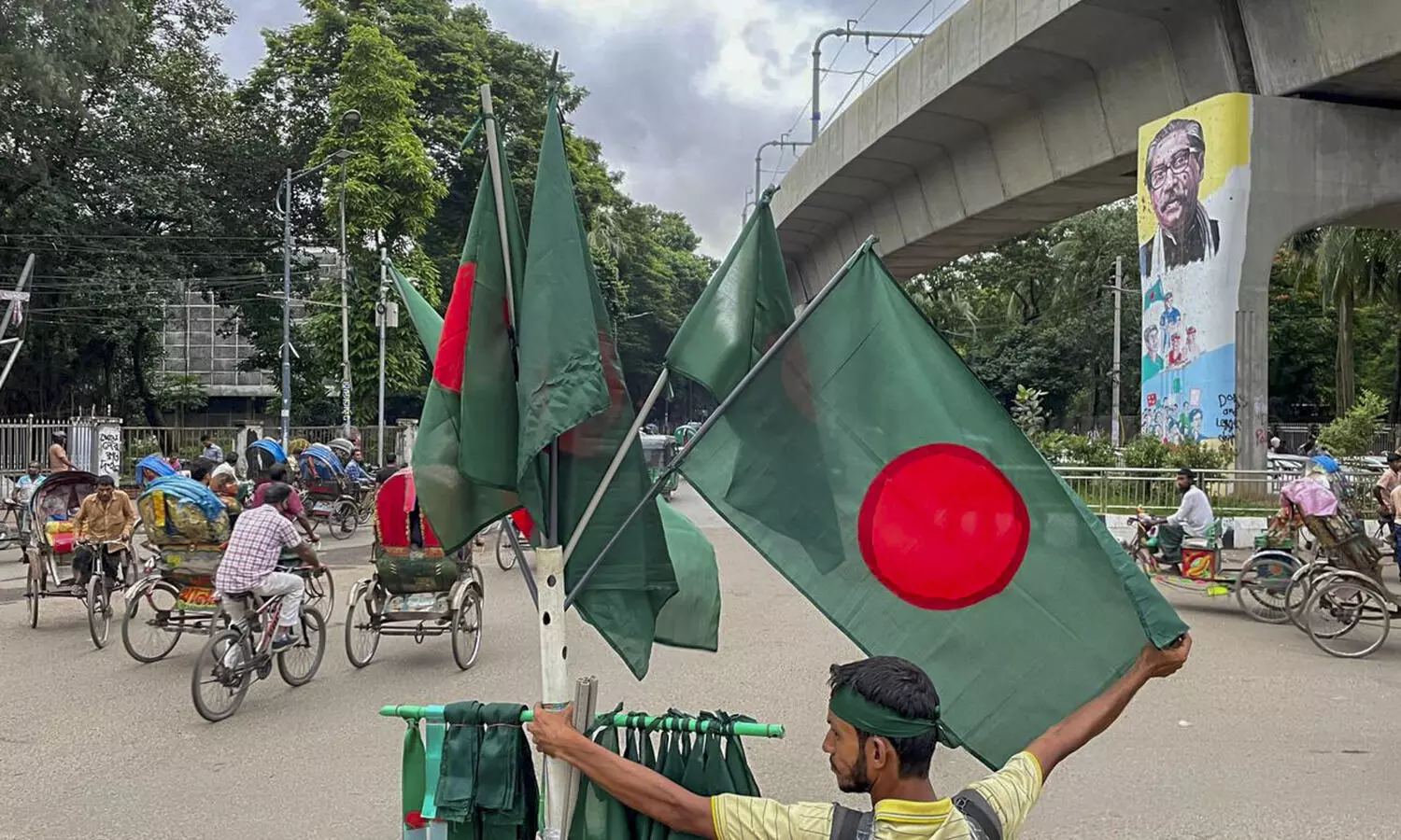 Dhaka Metro resumes service after more than 30 days, commutes heave sigh of relief