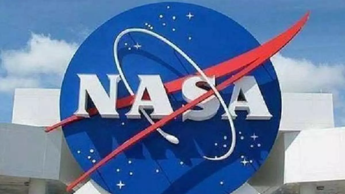 NASA astronauts who will spend extra months at the space station are veteran Navy pilots NASA astronauts who will spend extra months at the space station are veteran Navy pilots