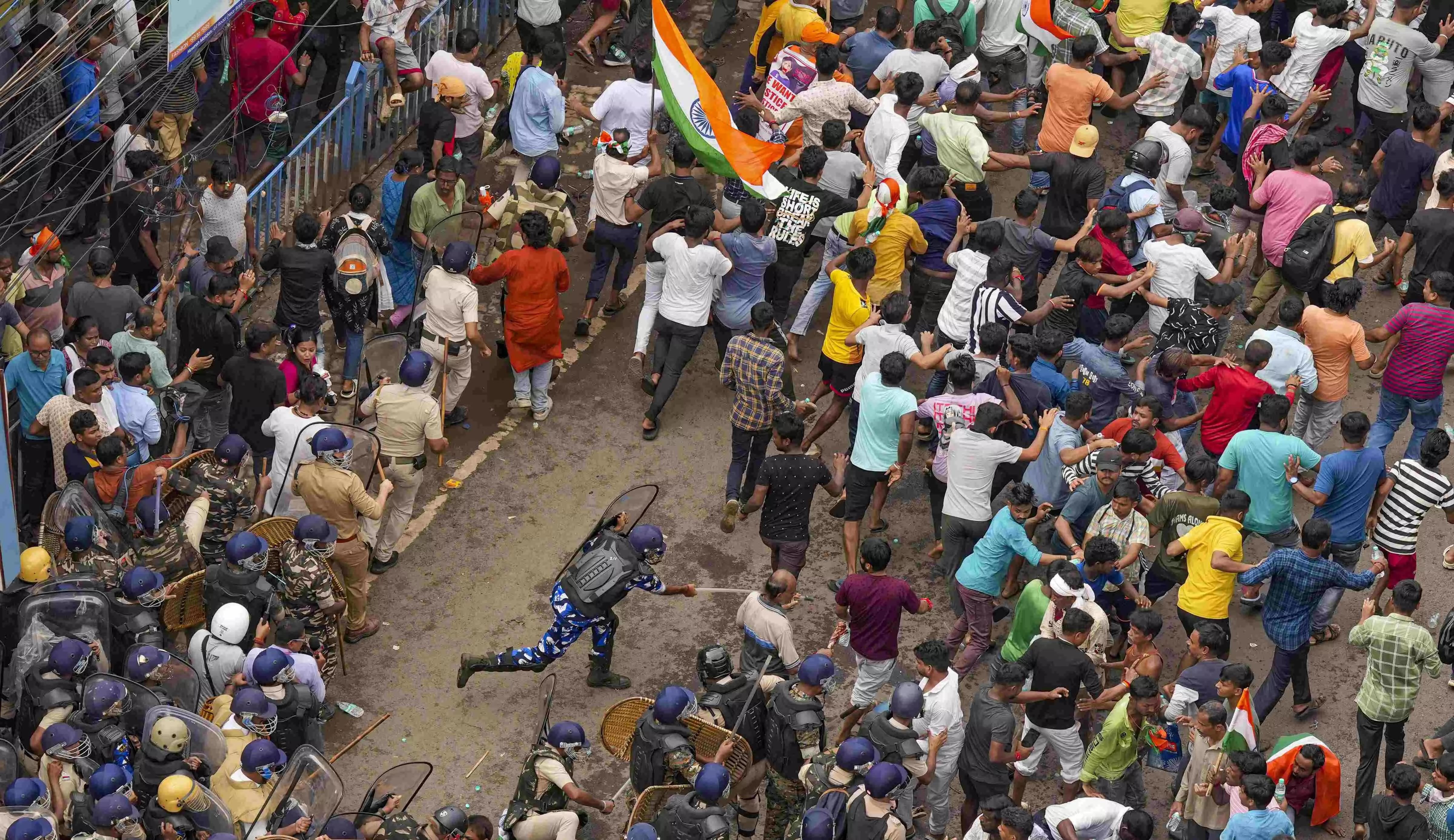 Protesters, policemen injured as clashes erupt during Nabanna Abhijan rally