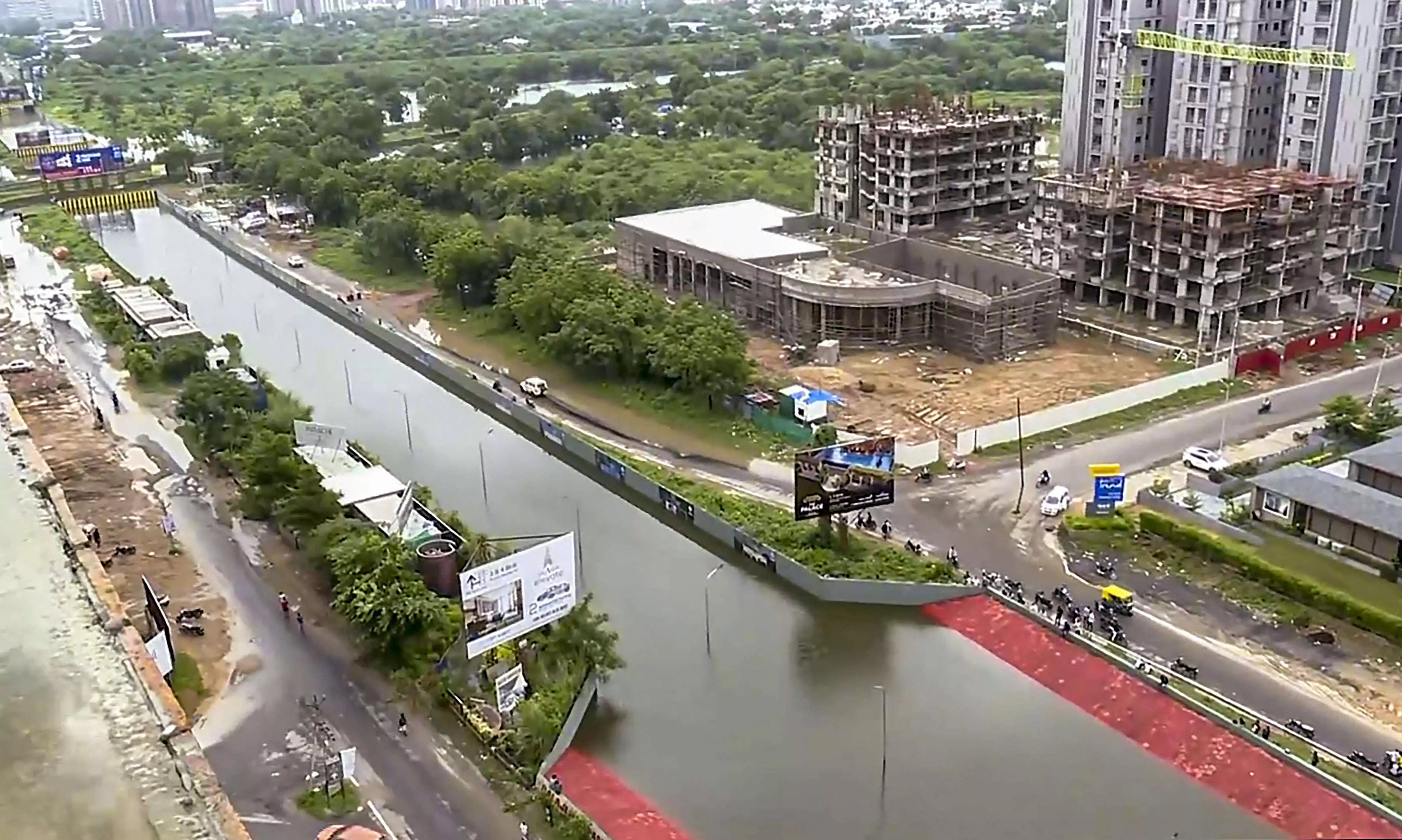 Rains claim 9 more lives in Gujarat, flood-like situation in many areas; PM holds talks with CM Rains claim 9 more lives in Gujarat, flood-like situation in many areas; PM holds talks with CM