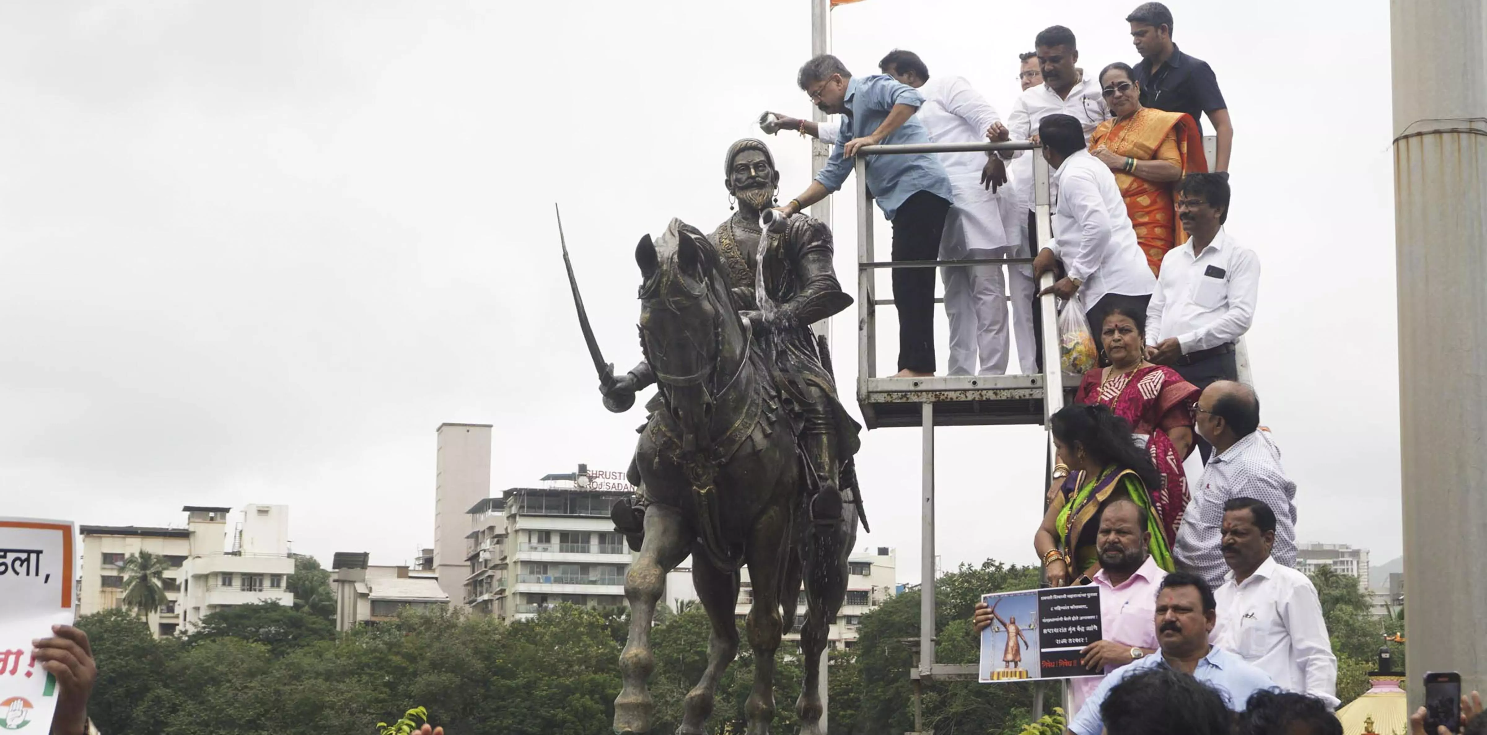 Panels set up to probe collapse of Shivaji statue, build new one