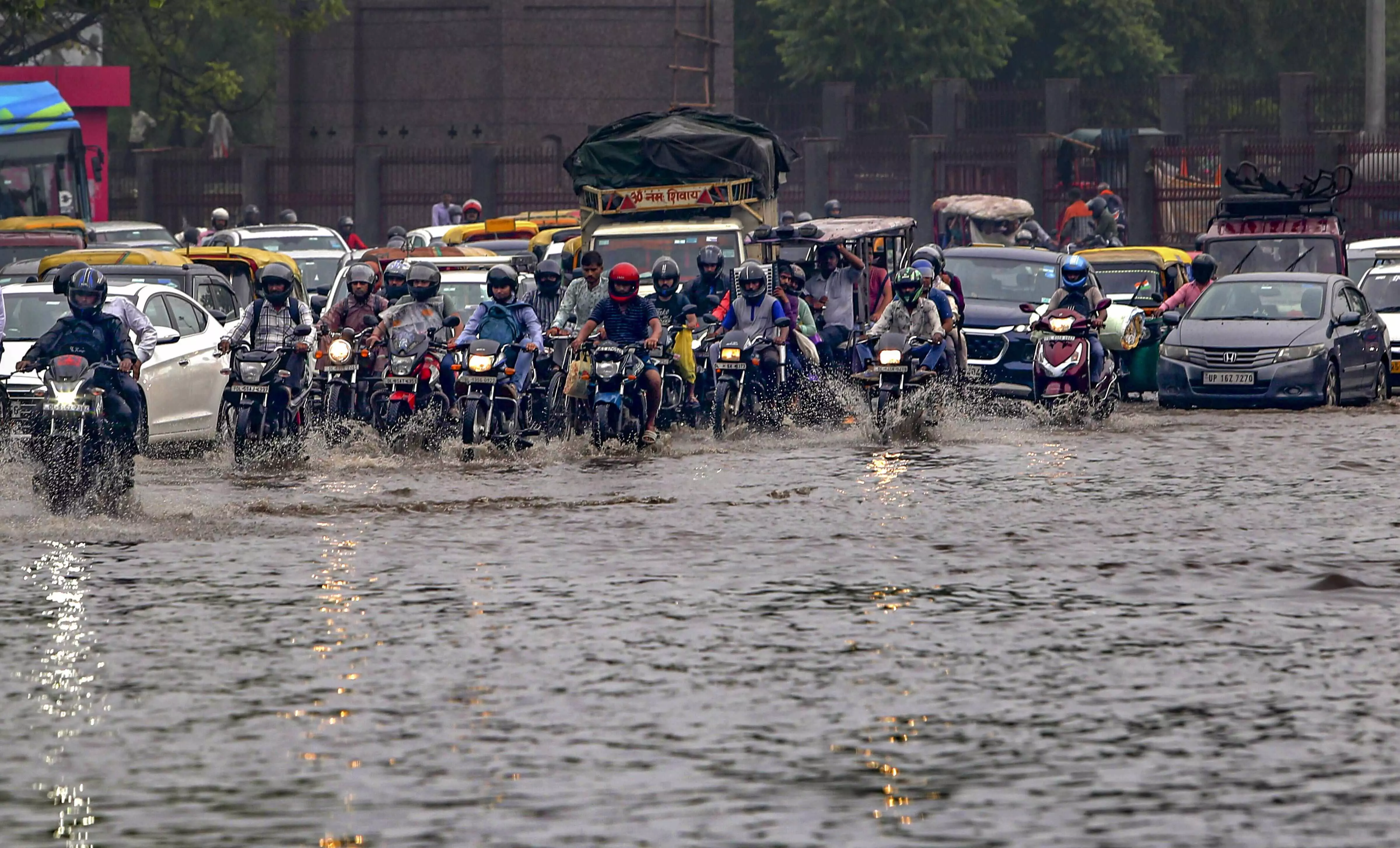 Heavy rain in Delhi causes waterlogging, traffic snarls Heavy rain in Delhi causes waterlogging, traffic snarls