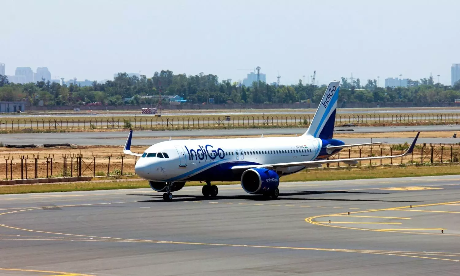 Emergency landing of Bengaluru-bound flight at Kolkata airport due to engine failure Emergency landing of Bengaluru-bound flight at Kolkata airport due to engine failure