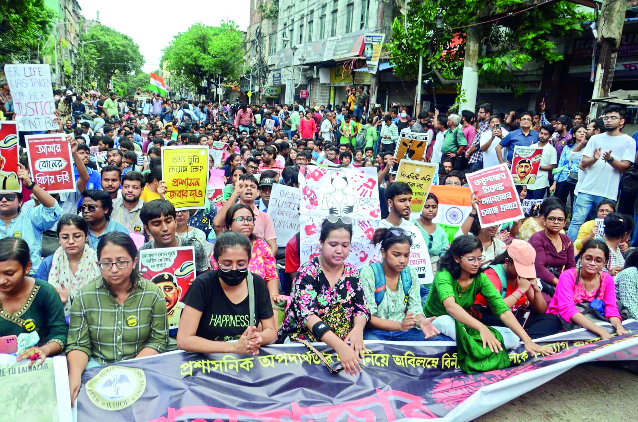 Junior docs continue sit-in near Lalbazar, demand CP’s resignation