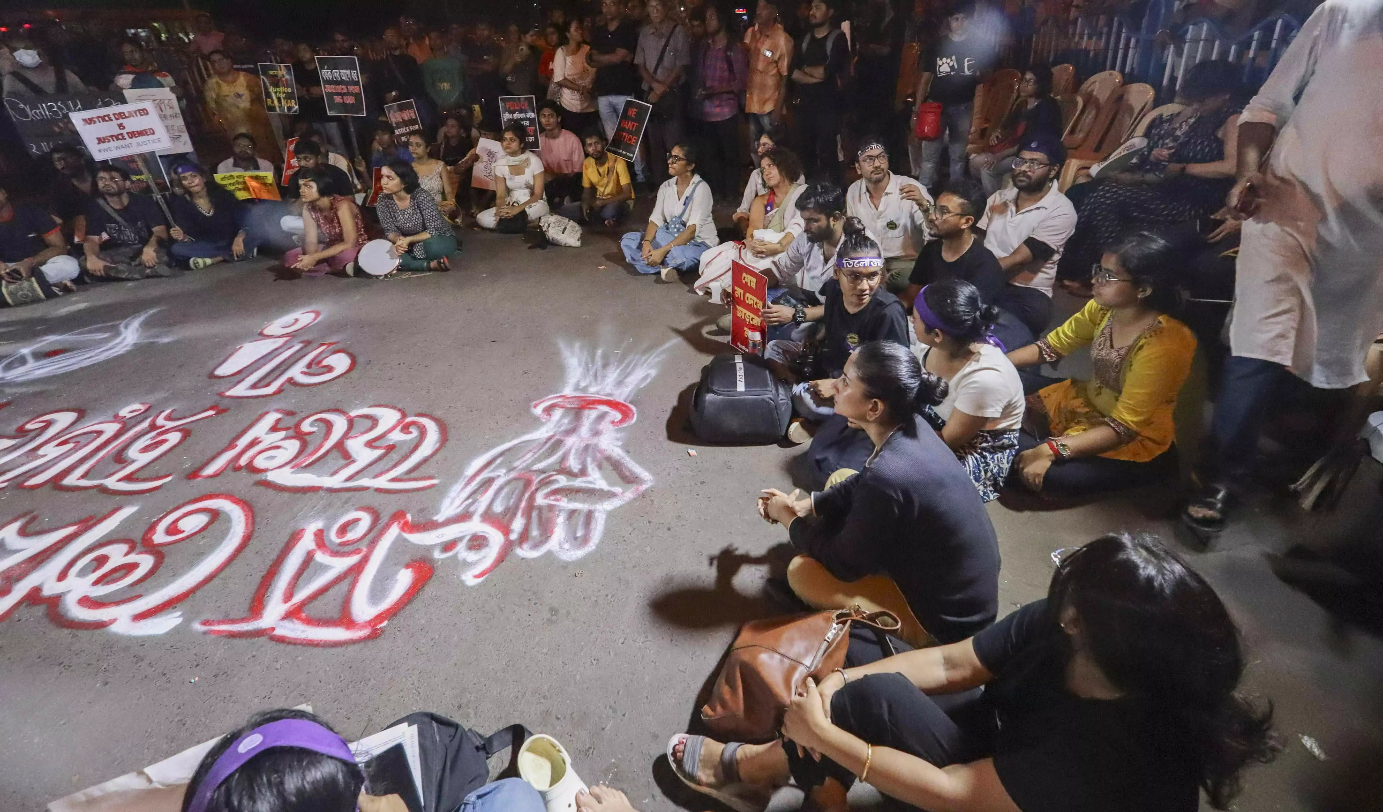 Kolkata holds night-long sit-in over doctors rape-murder