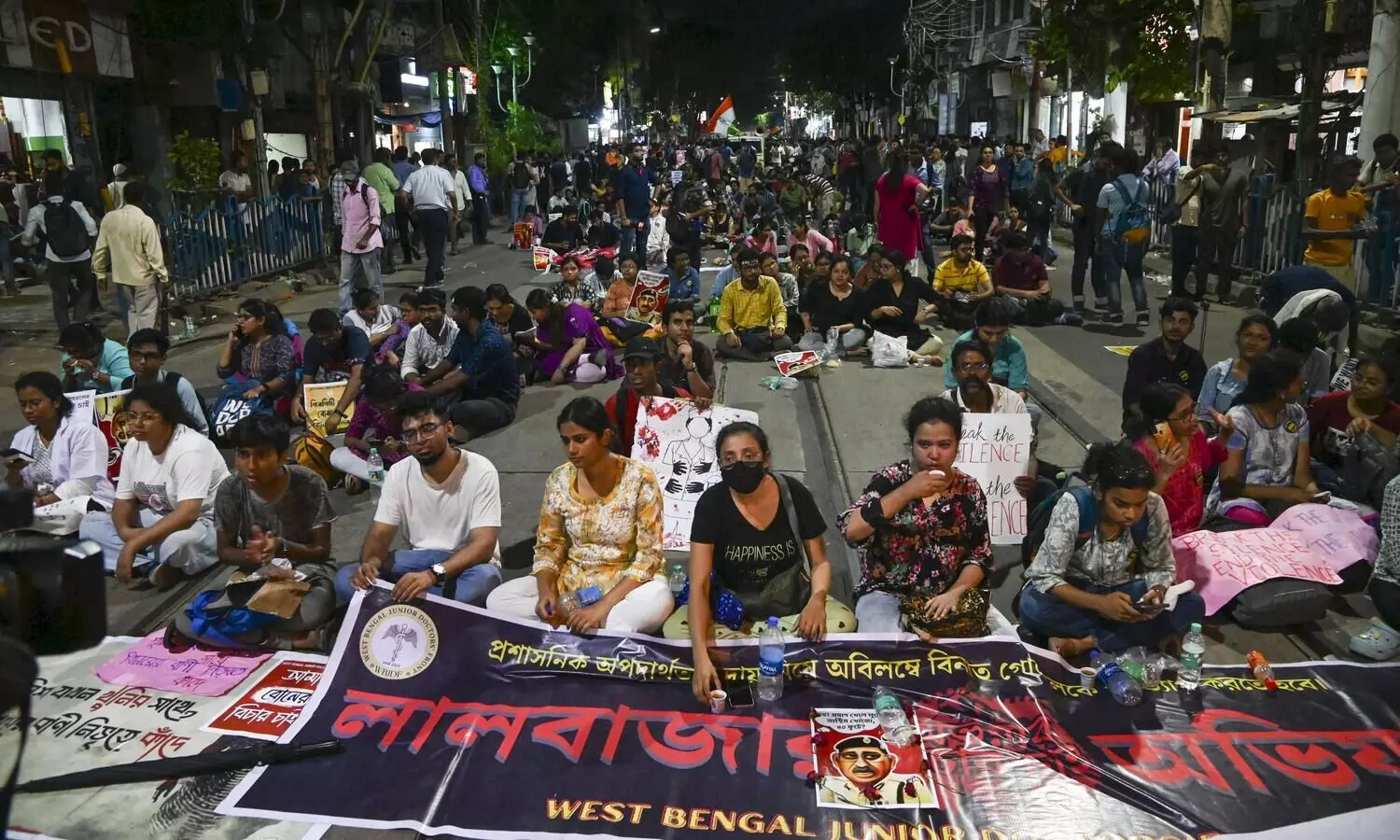 Junior doctors sit-in near Kolkata police HQs enters 23rd hour, demand CPs resignation