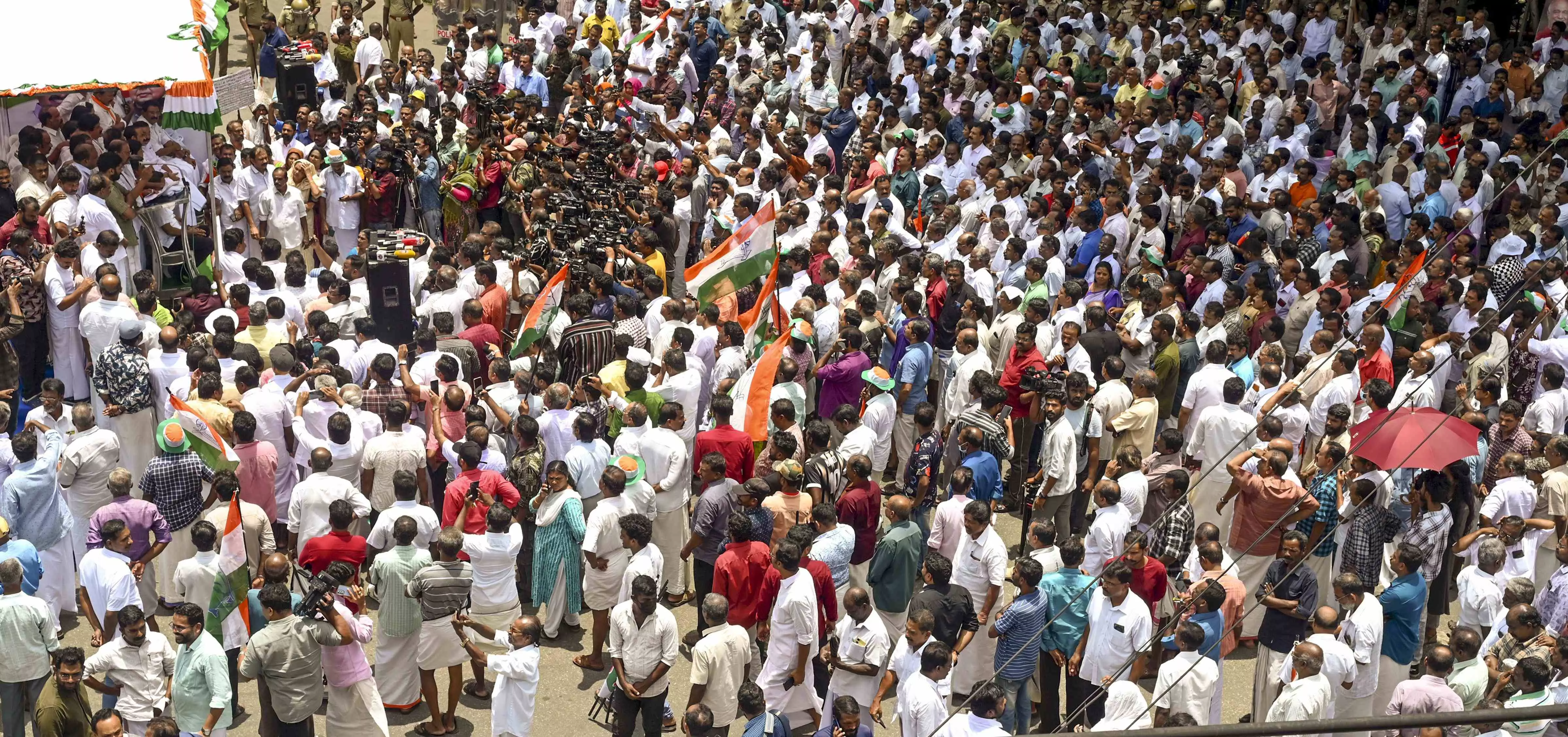 Congress takes out protest march to Secretariat demanding Kerala CMs resignation Congress takes out protest march to Secretariat demanding Kerala CMs resignation