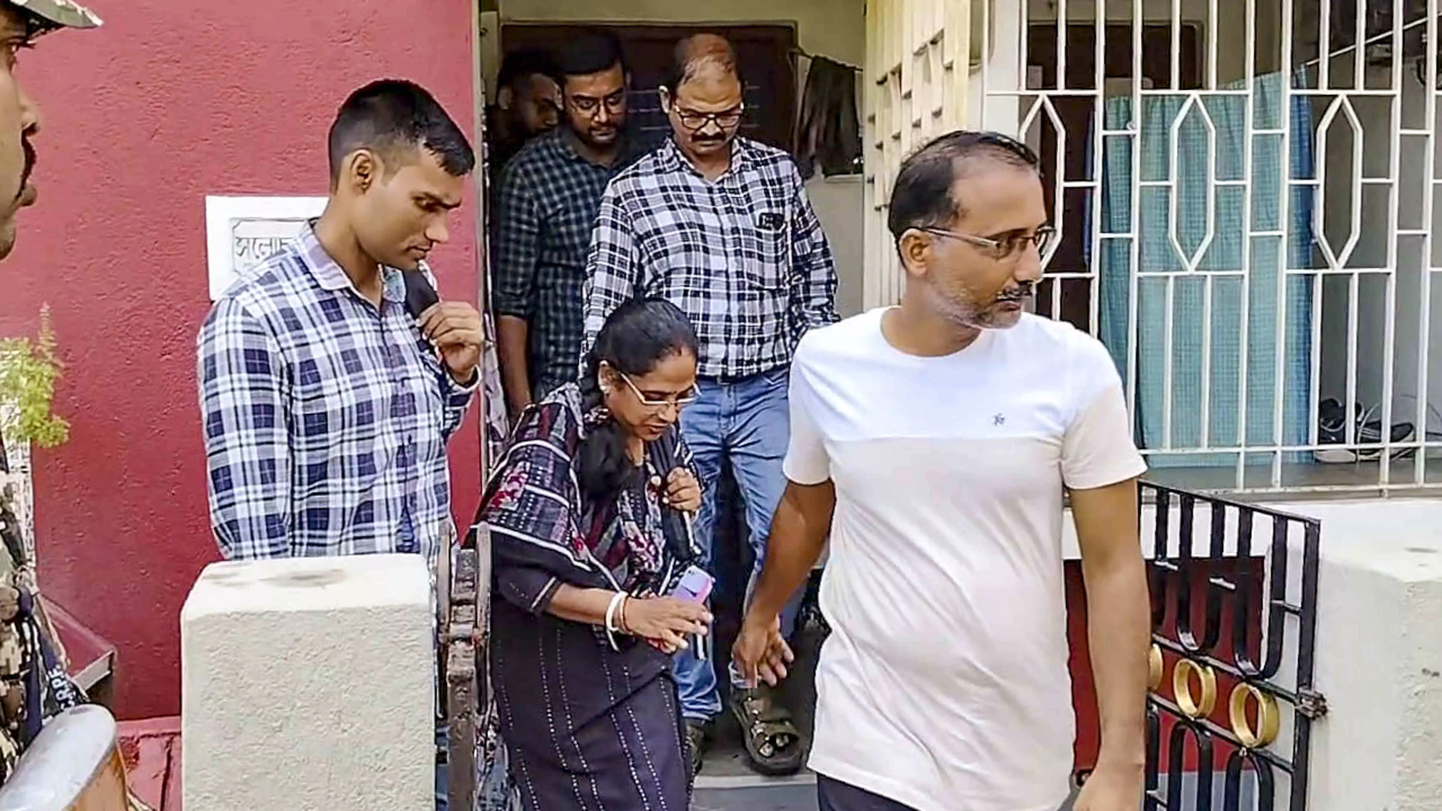 ED raids houses of ex-RG Kar hospital principal, aides over financial irregularities, detains one