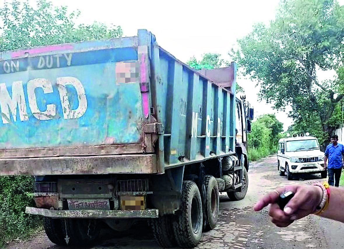 Father dead, daughter injured as MCD truck hits motorcycle
