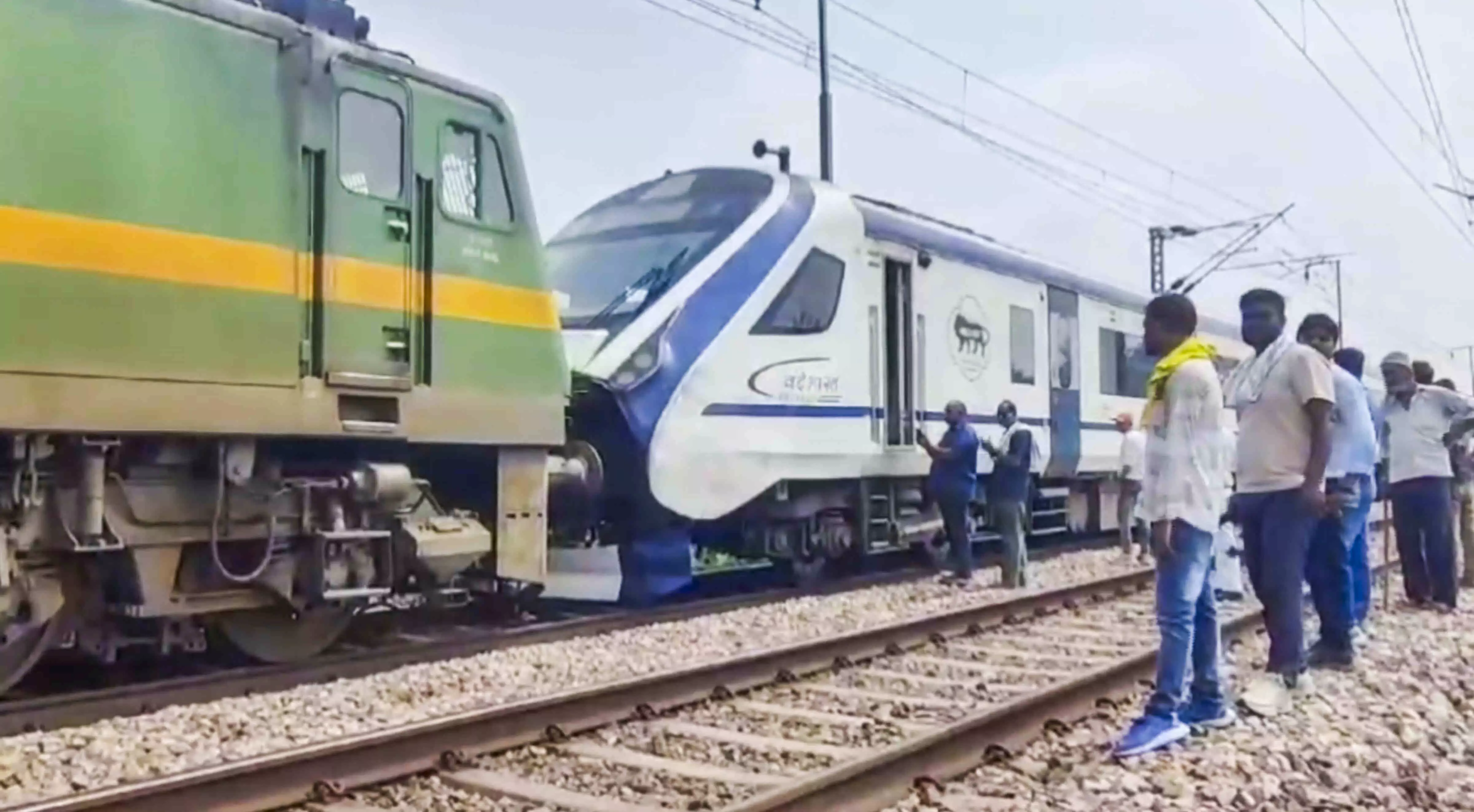 New Delhi-Varanasi Vande Bharat develops technical snag, stopped in UPs Etawah New Delhi-Varanasi Vande Bharat develops technical snag, stopped in UPs Etawah